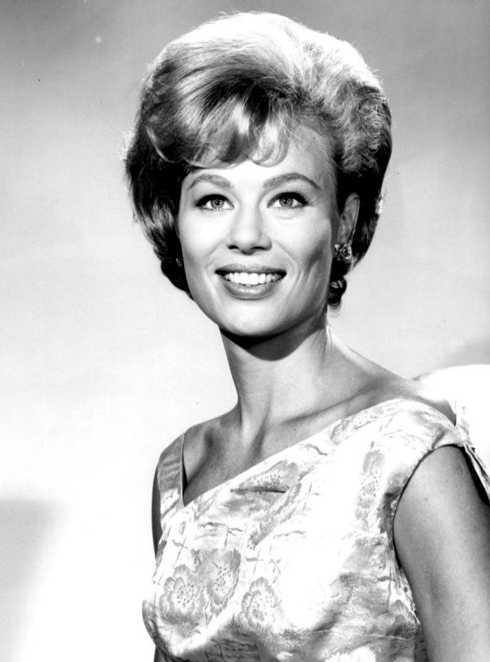 A publicity photo of Abby Dalton, circa.1963. | Photo: NBC Television, Wikimedia Commons