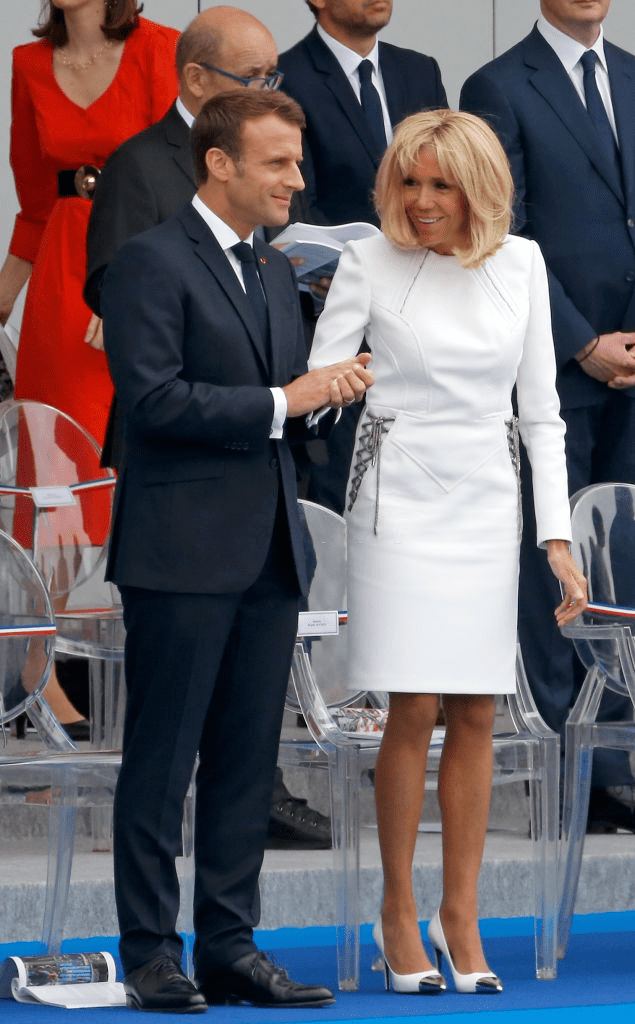 Le Président Français Emmanuel Macron et son épouse Brigitte Macron assistent au traditionnel défilé militaire du jour de la Bastille. | Photo : Getty Images