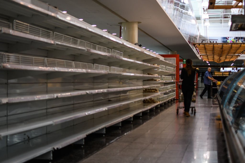 Estantes vacíos vistos en un supermercado en Caracas, Venezuela. | Foto de Román Camacho vía Getty Images