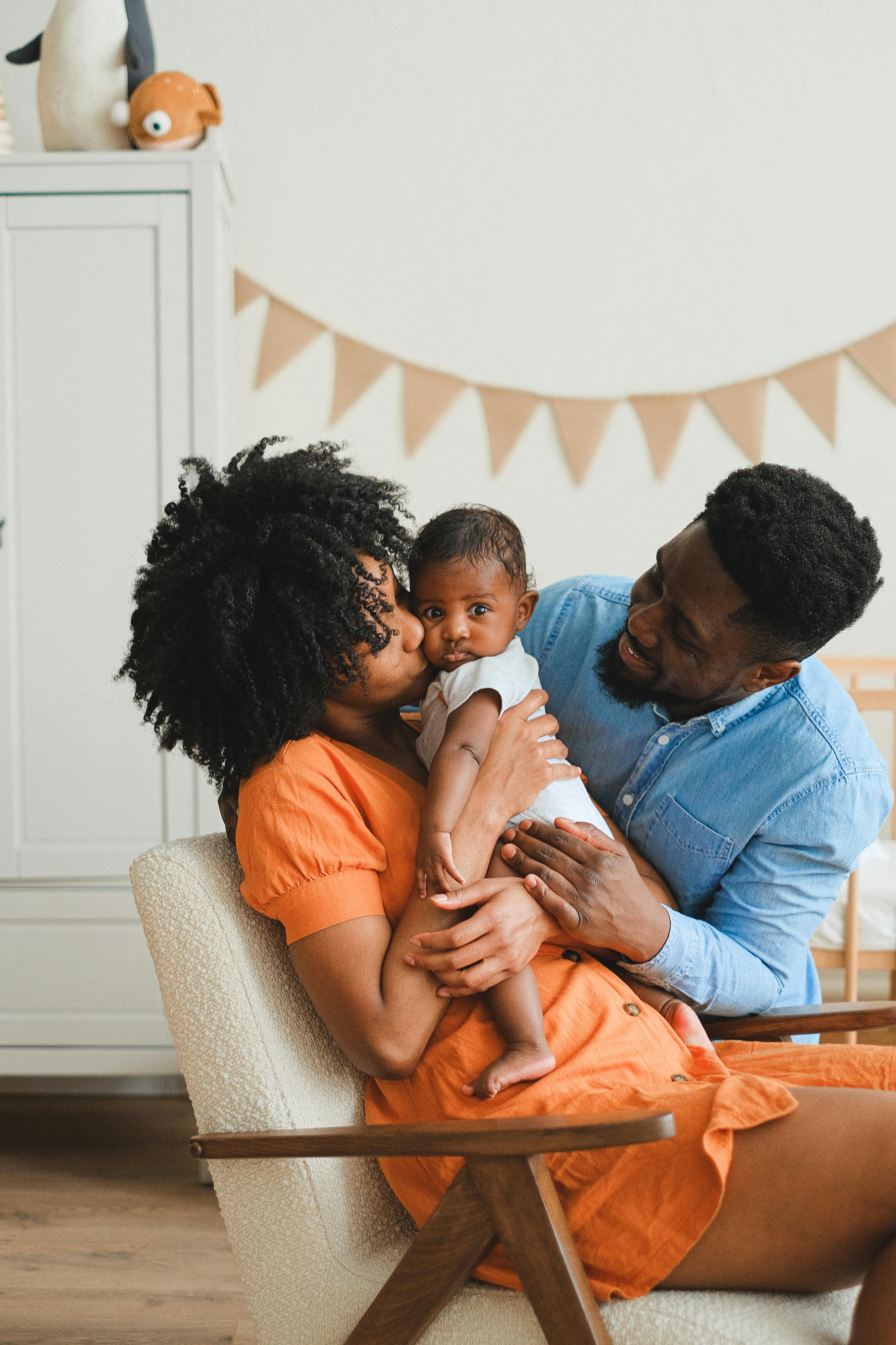 A couple embracing their baby | Source: Pexels
