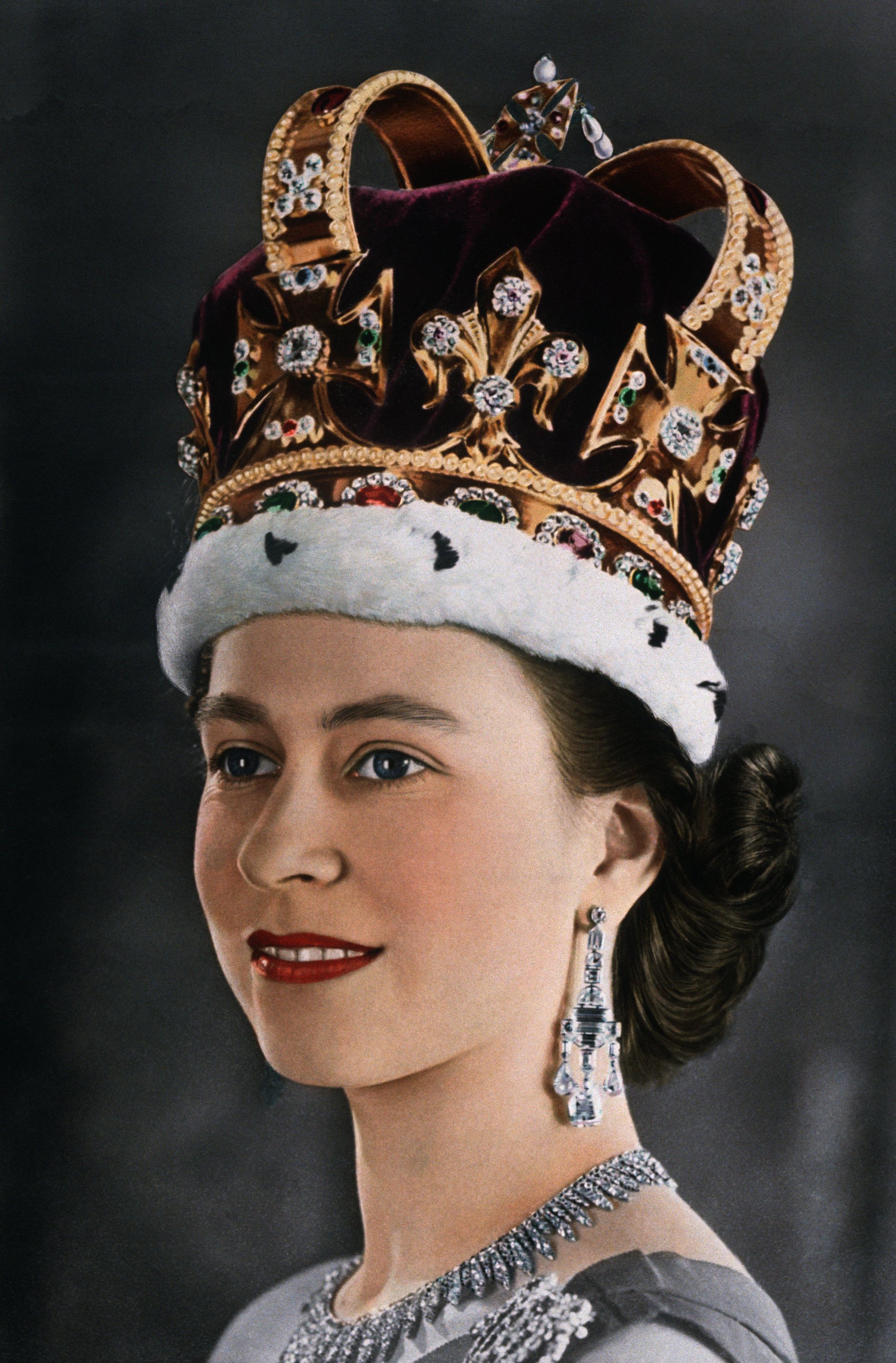 Ein Porträt der jungen Elisabeth II. (1926-2022) von Großbritannien und Nordirland, die bei ihrer Krönung im Juni 1953 die Krone der Könige und Königinnen von England trägt | Quelle: Getty Images