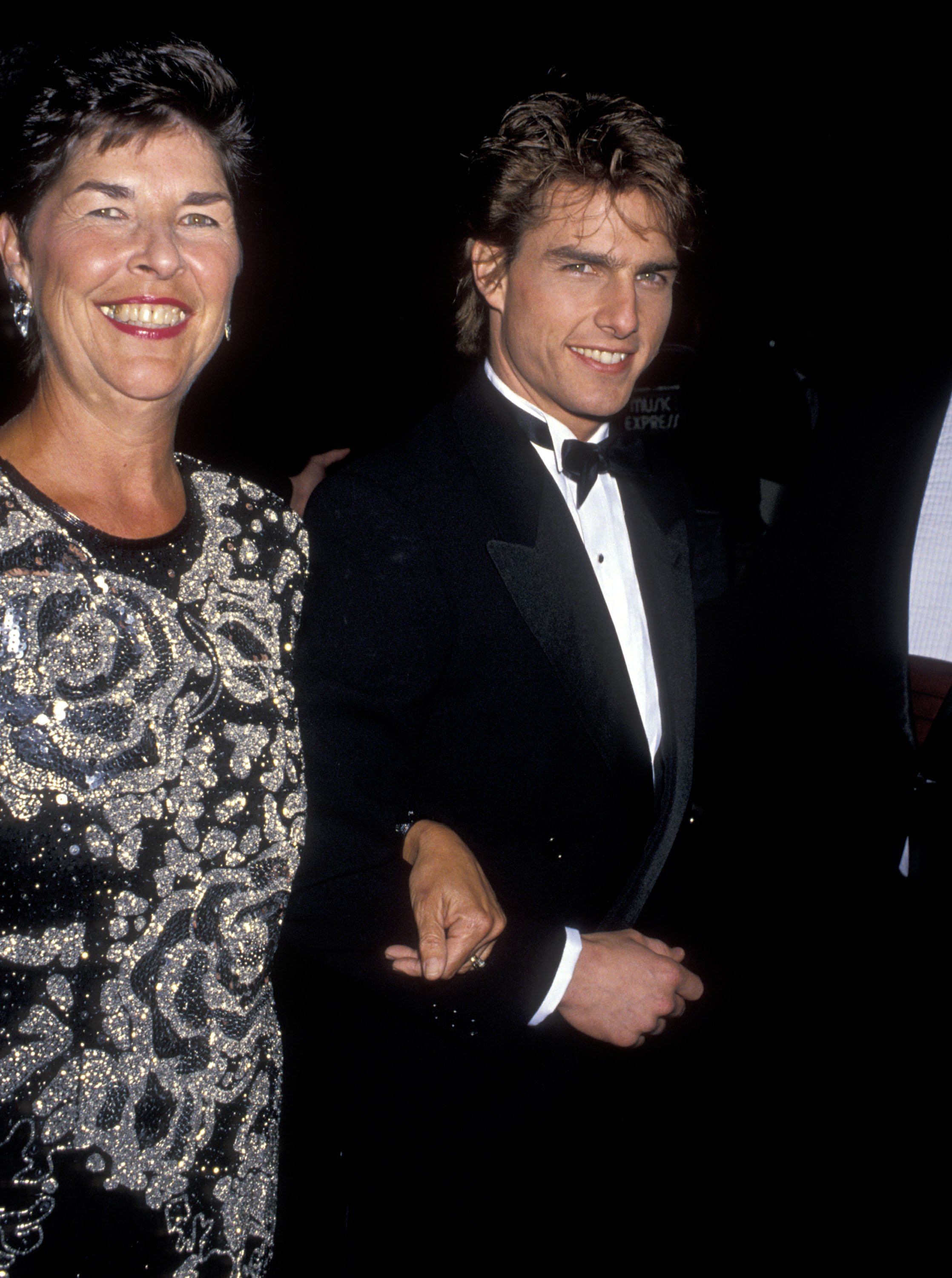 Tom Cruise y su madre Mary Lee Pfeiffer en la 47ª Edición de los Globos de Oro en el Hotel Beverly Hilton, el 20 de enero de 1990, en Beverly Hills, California. | Foto: Getty Images
