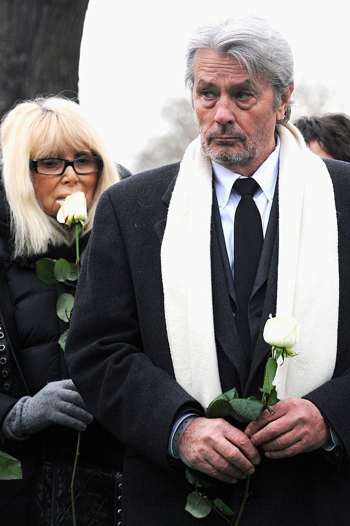 Alain Delon assistent aux funérailles du producteur Georges Cravenne au cimetière de Montparnasse le 14 janvier 2009 à Paris, en France. | Photo : Getty Images