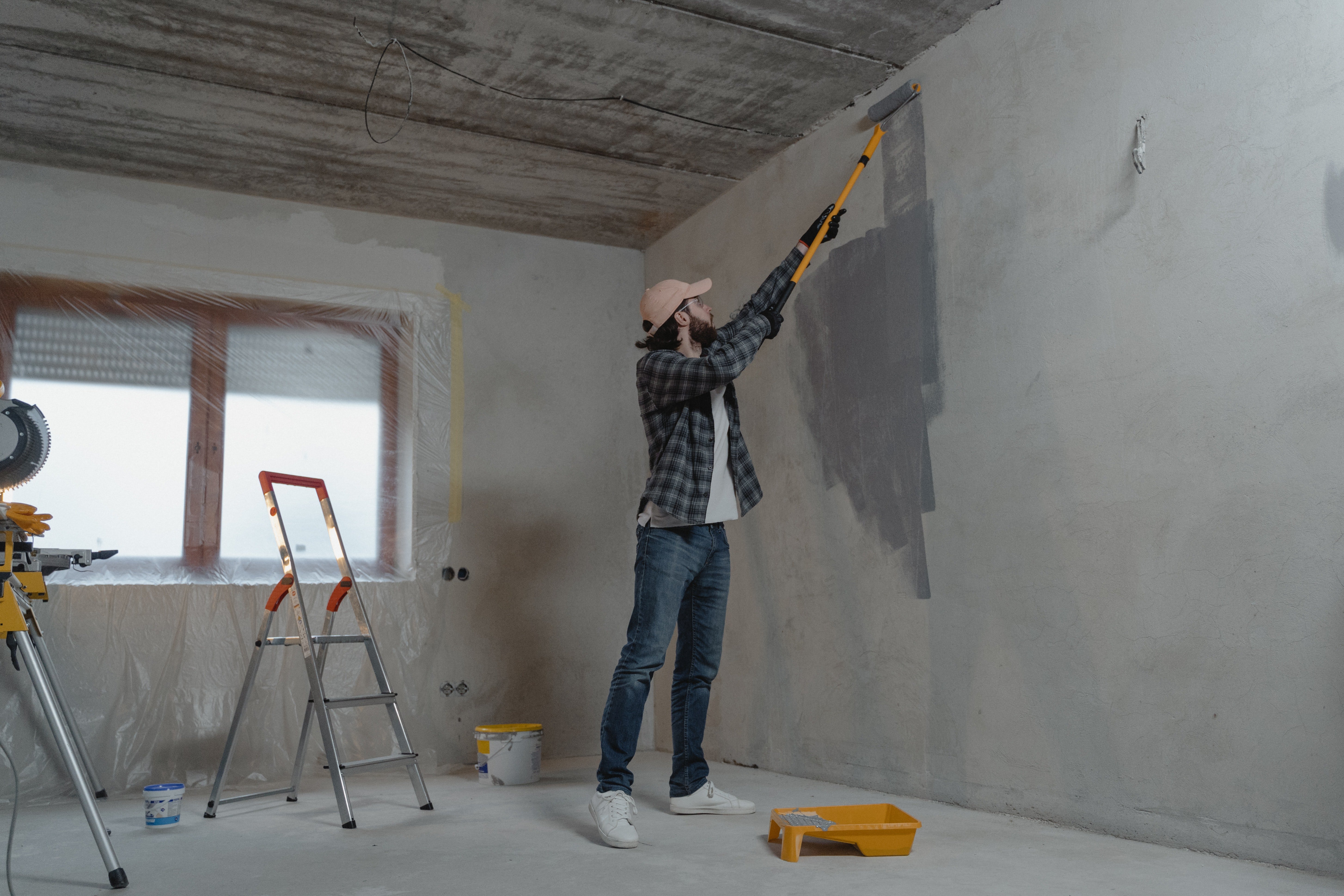 The three men offered to help Sandra repair her house. | Photo: Pexels