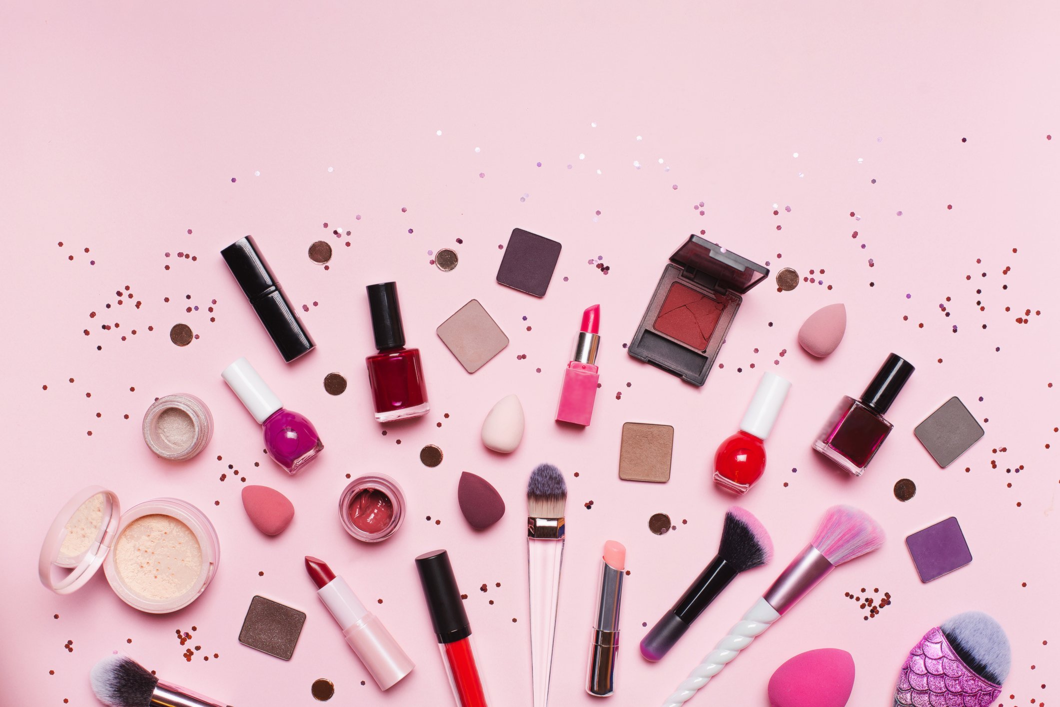 Make-up inmitten des glänzenden Glitzers I Quelle: Getty Image