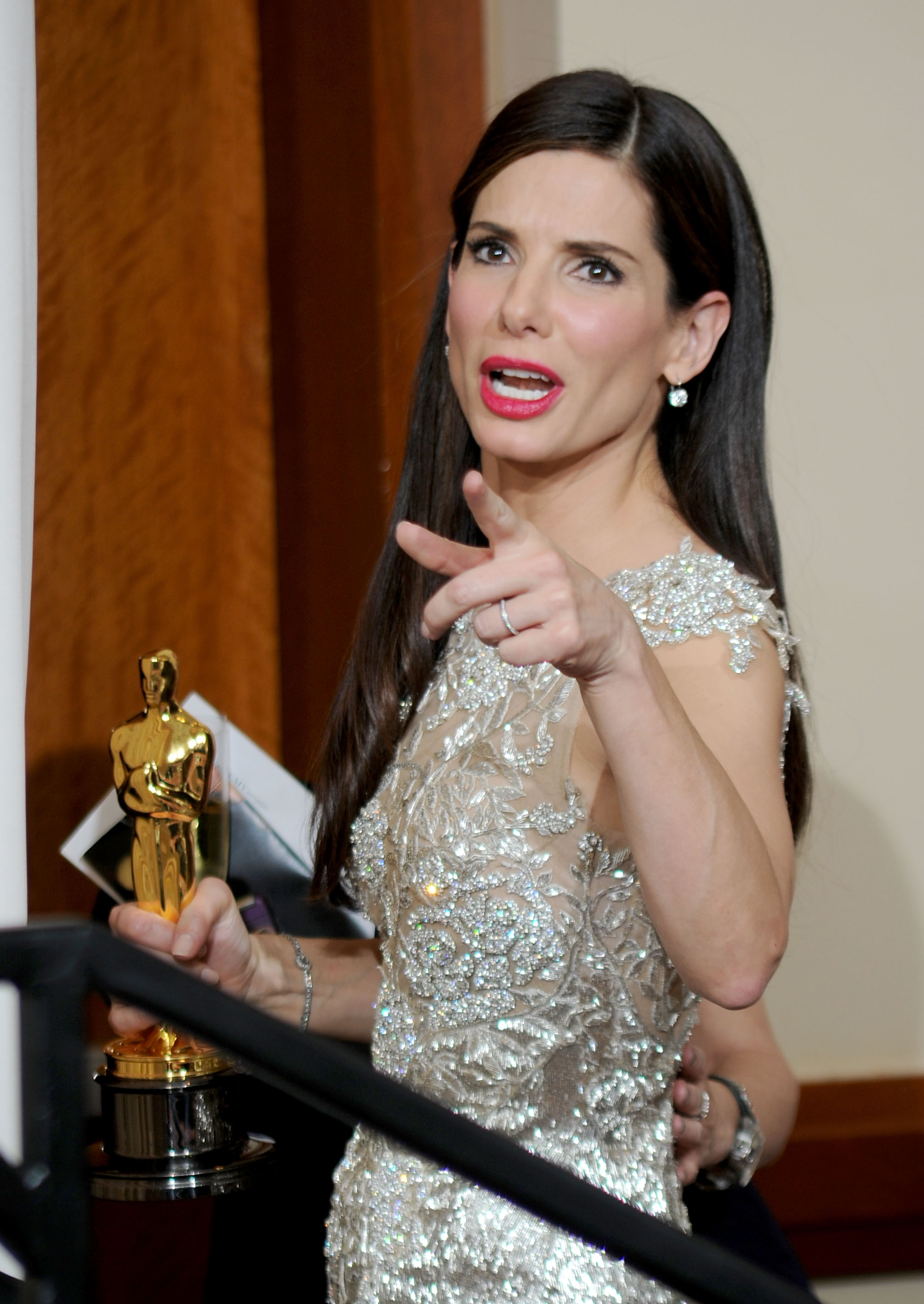 Sandra Bullock poses with her award on March 7, 2010 in Hollywood, California | Source: Getty Images