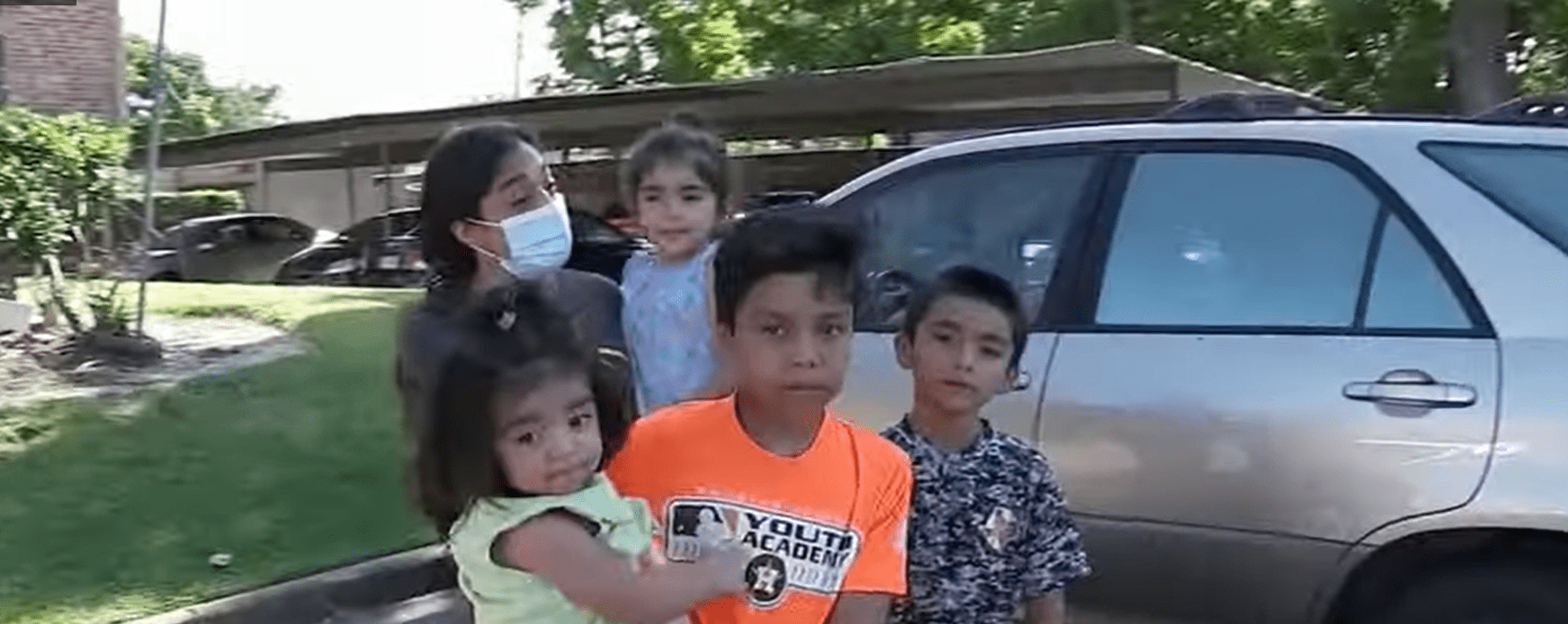 Kenia Madrigal with her four children. | Source: youtube.com/ABC13 Houston