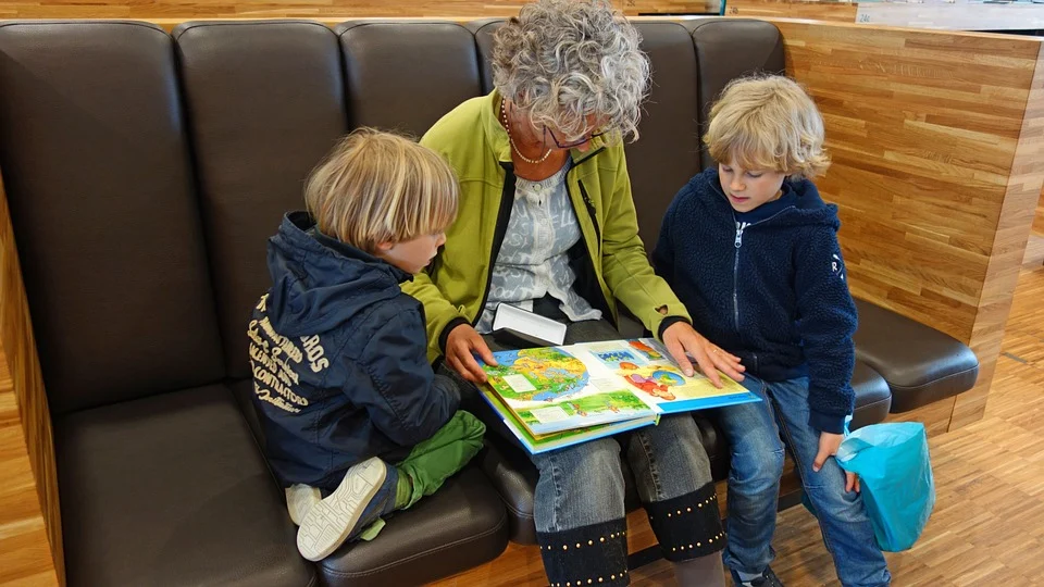 Abuela lee un cuento a sus nietos. | Foto: Pixabay