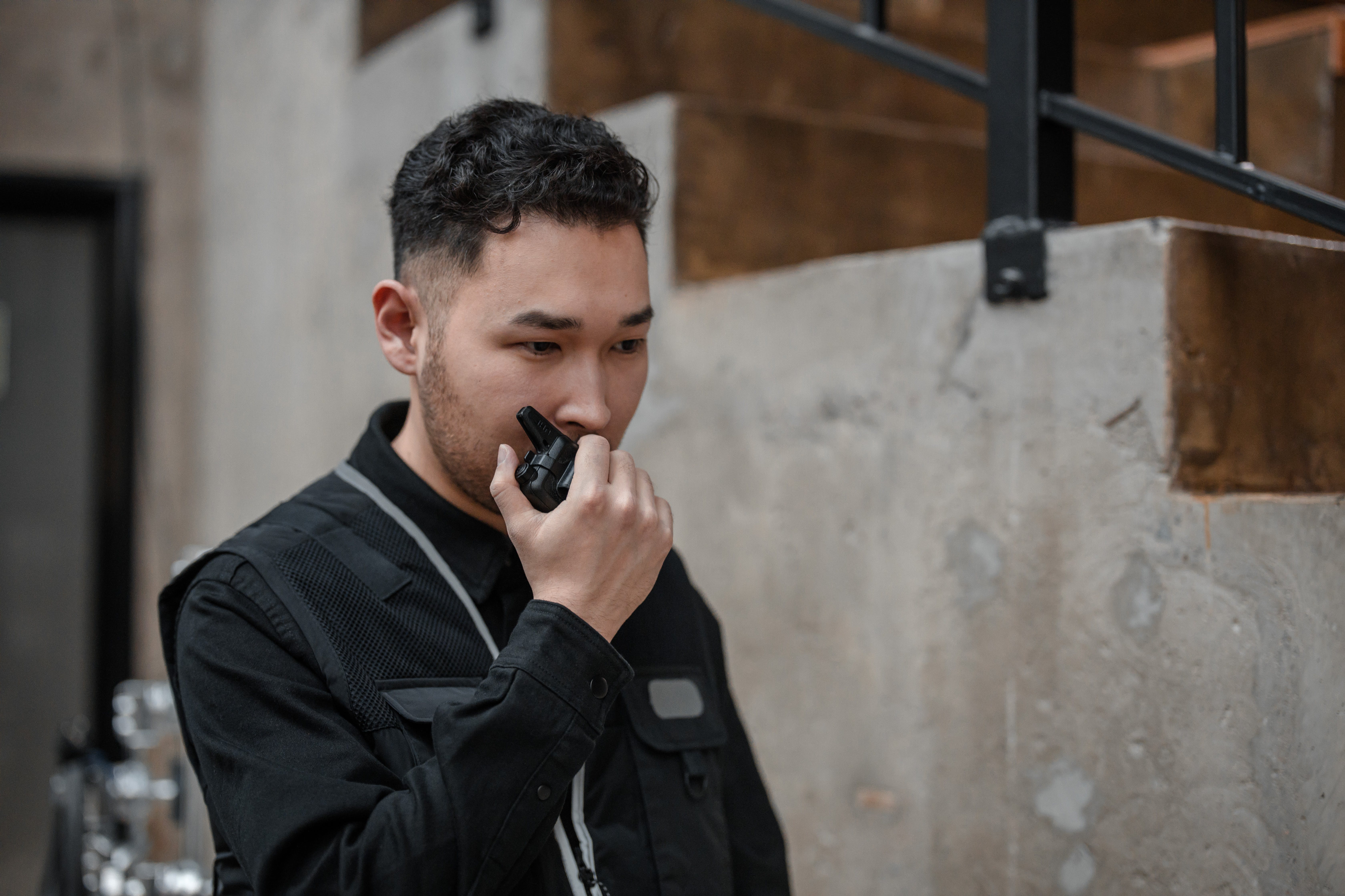 A security man talking on a walkie talkie. | Source: Pexels