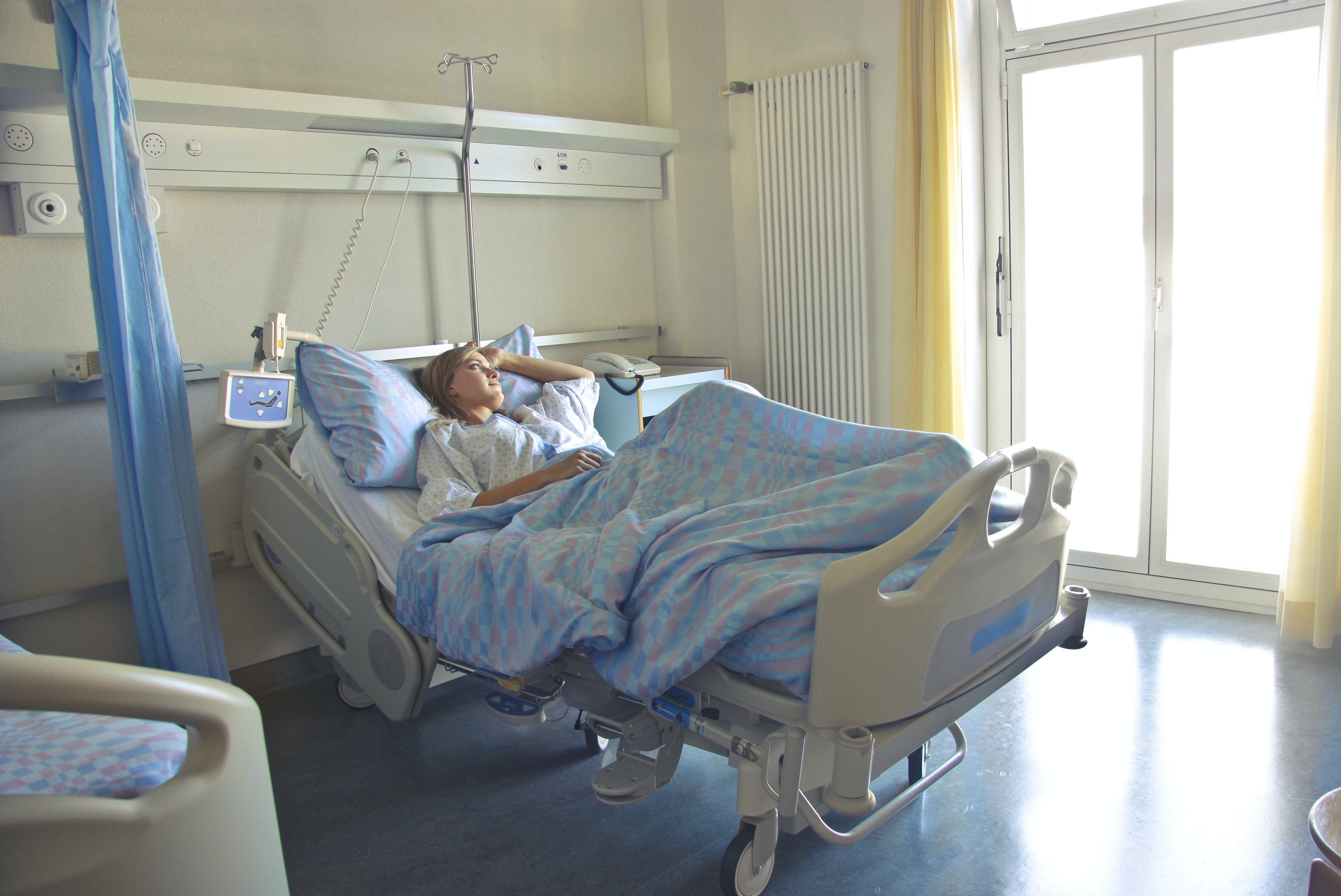 Una mujer joven en una cama de hospital. | Foto: Pexels