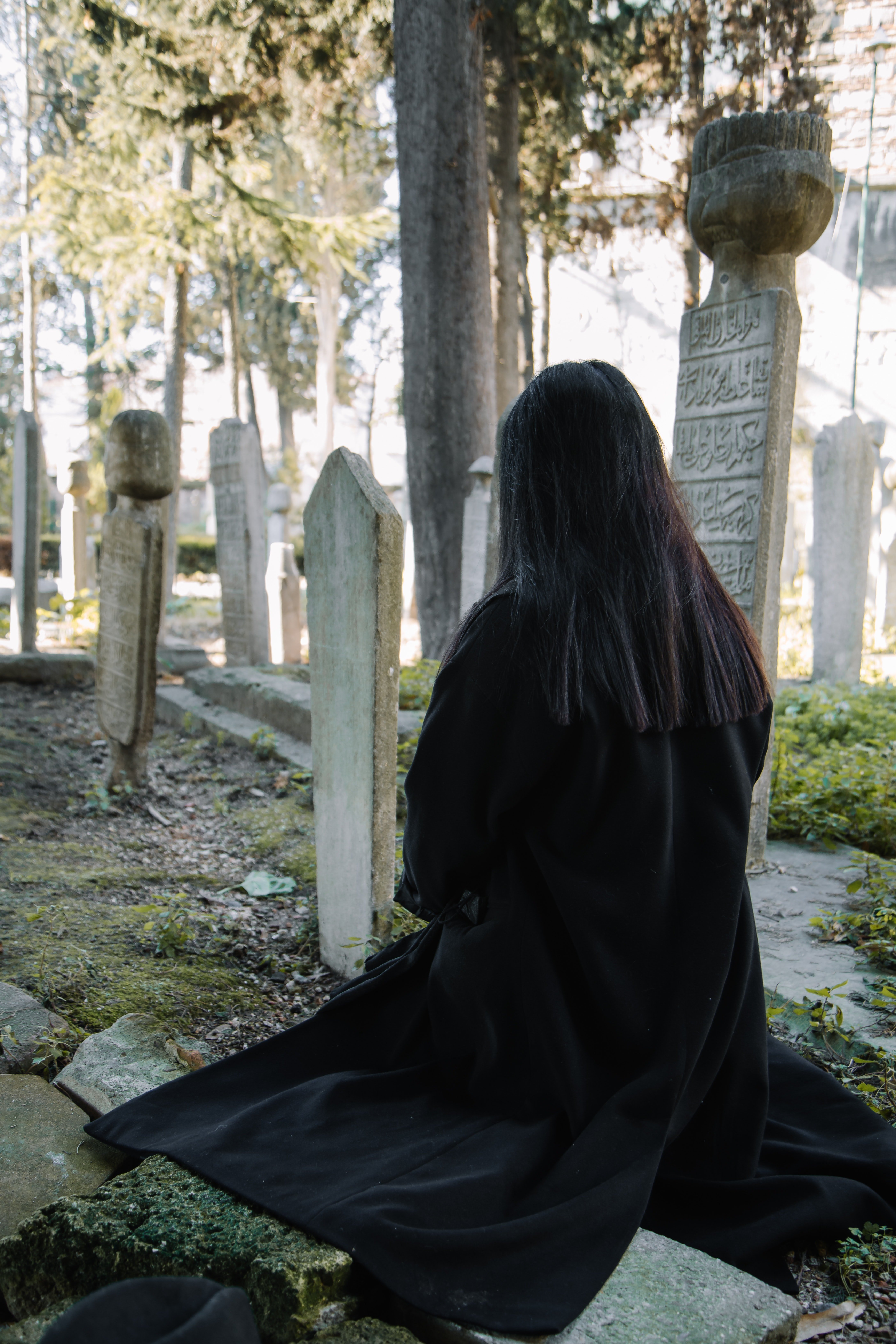 Lily met a young woman named Carrie at her son's grave | Photo: Pexels