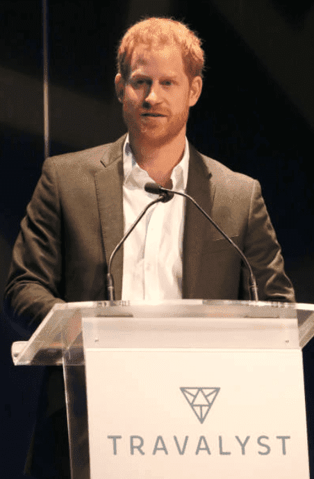 Le Prince Harry debout sur un podium s'exprime lors du sommet de Travalyst | Source : Getty Images