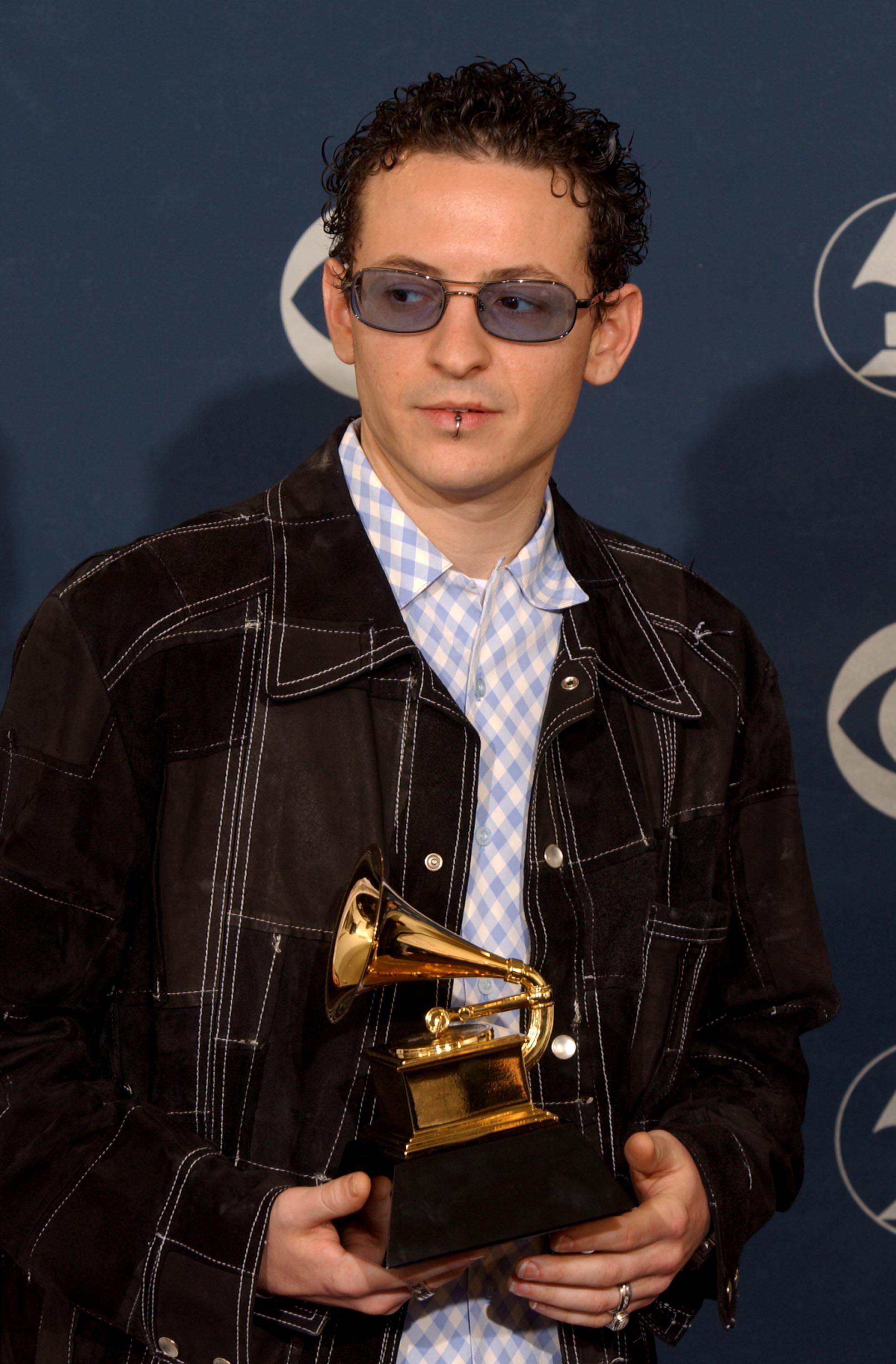 Chester Bennington poses backstage during the 44th Annual Grammy Awards on February 27, 2002 | Source: Getty Images