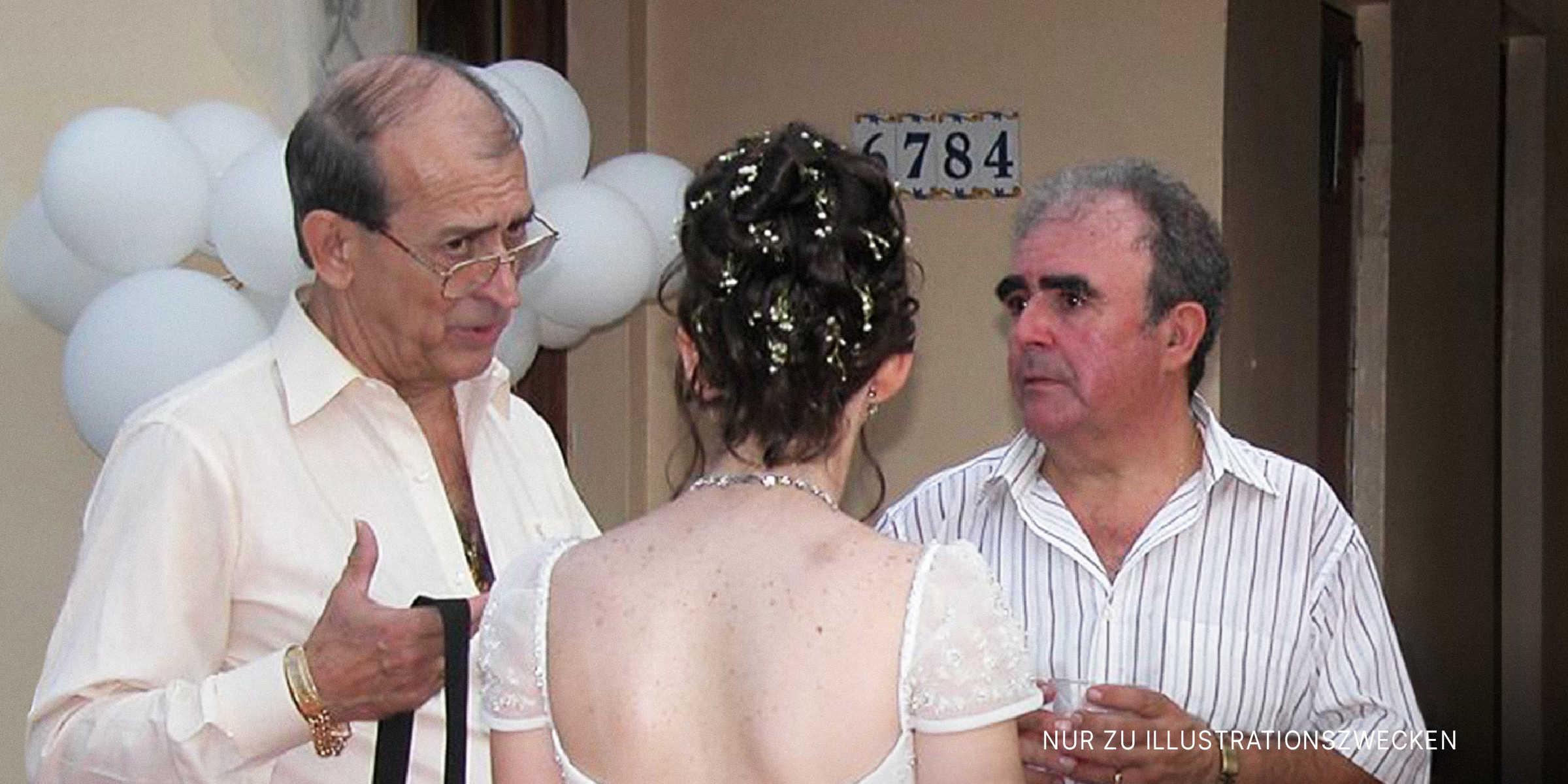 Zwei ernste Männer im Gespräch mit einer Braut | Quelle: Flickr / fer320 (CC BY 2.0)