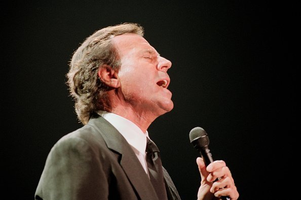 Julio Iglesias cantando en vivo en el escenario en el Wembley Arena de Londres el 4 de junio de 1995. | Foto: Getty Images