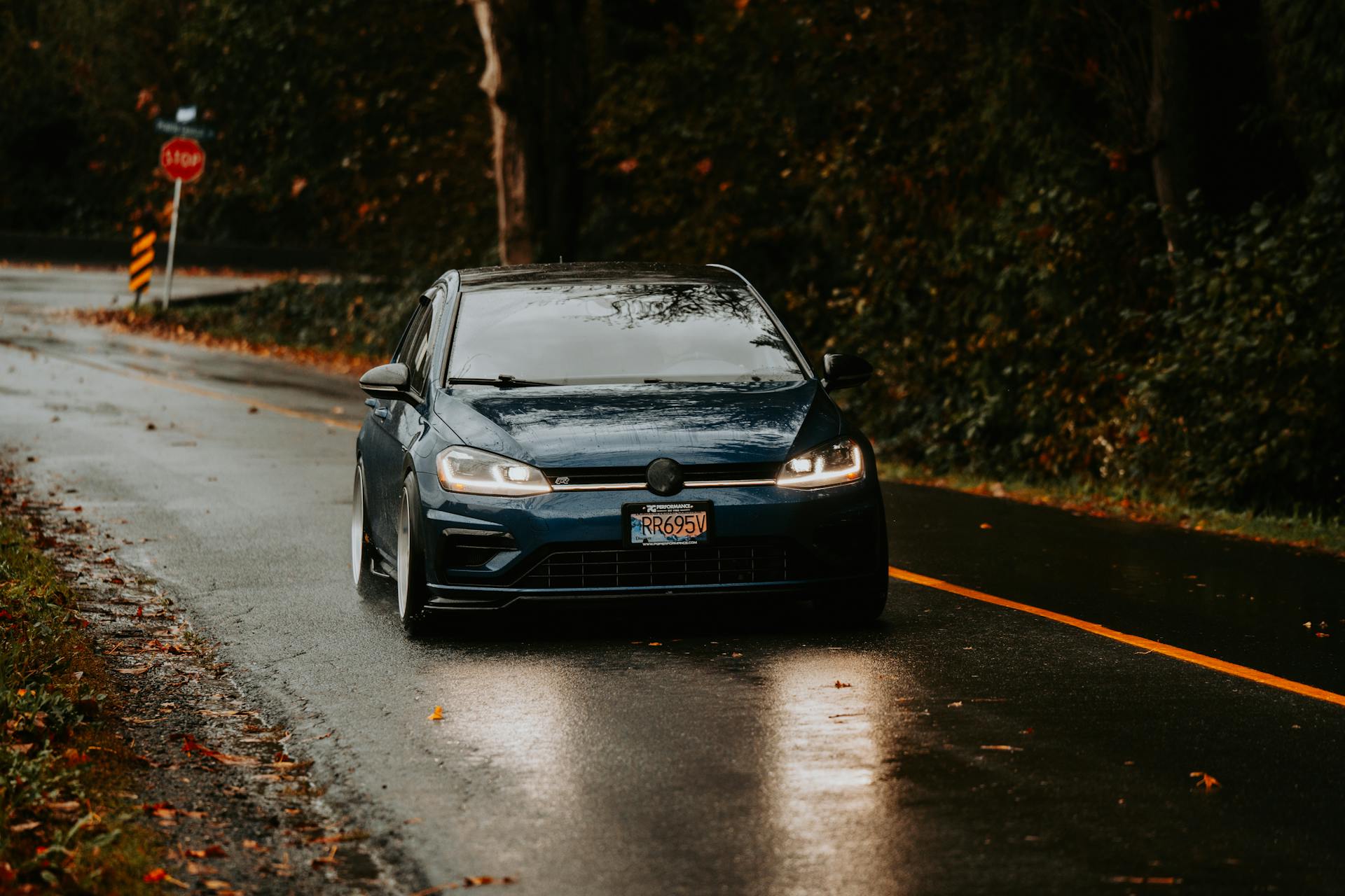 A car on a wet road | Source: Pexels