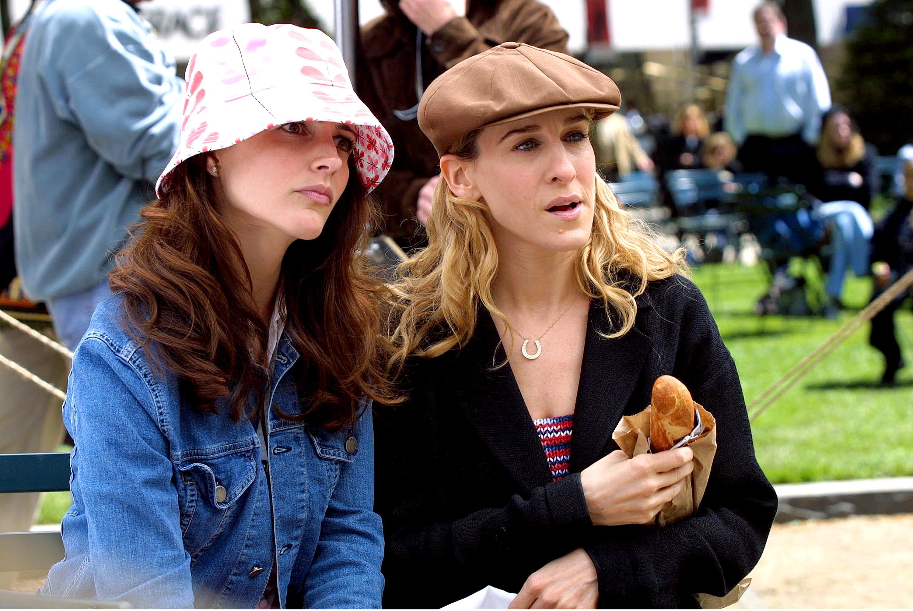 Kristin Davis and Sarah Jessica Parker seen on location for "Sex and the City" at Central Park on May 8, 2001 in New York City. | Source: Getty Images