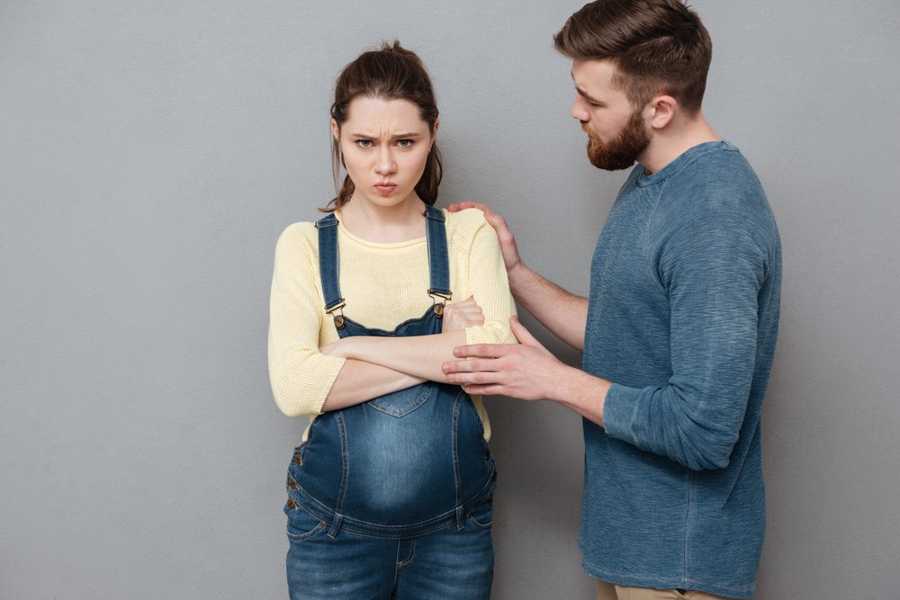 Pregnant angry woman confront her husband. | Photo: Shutterstock.