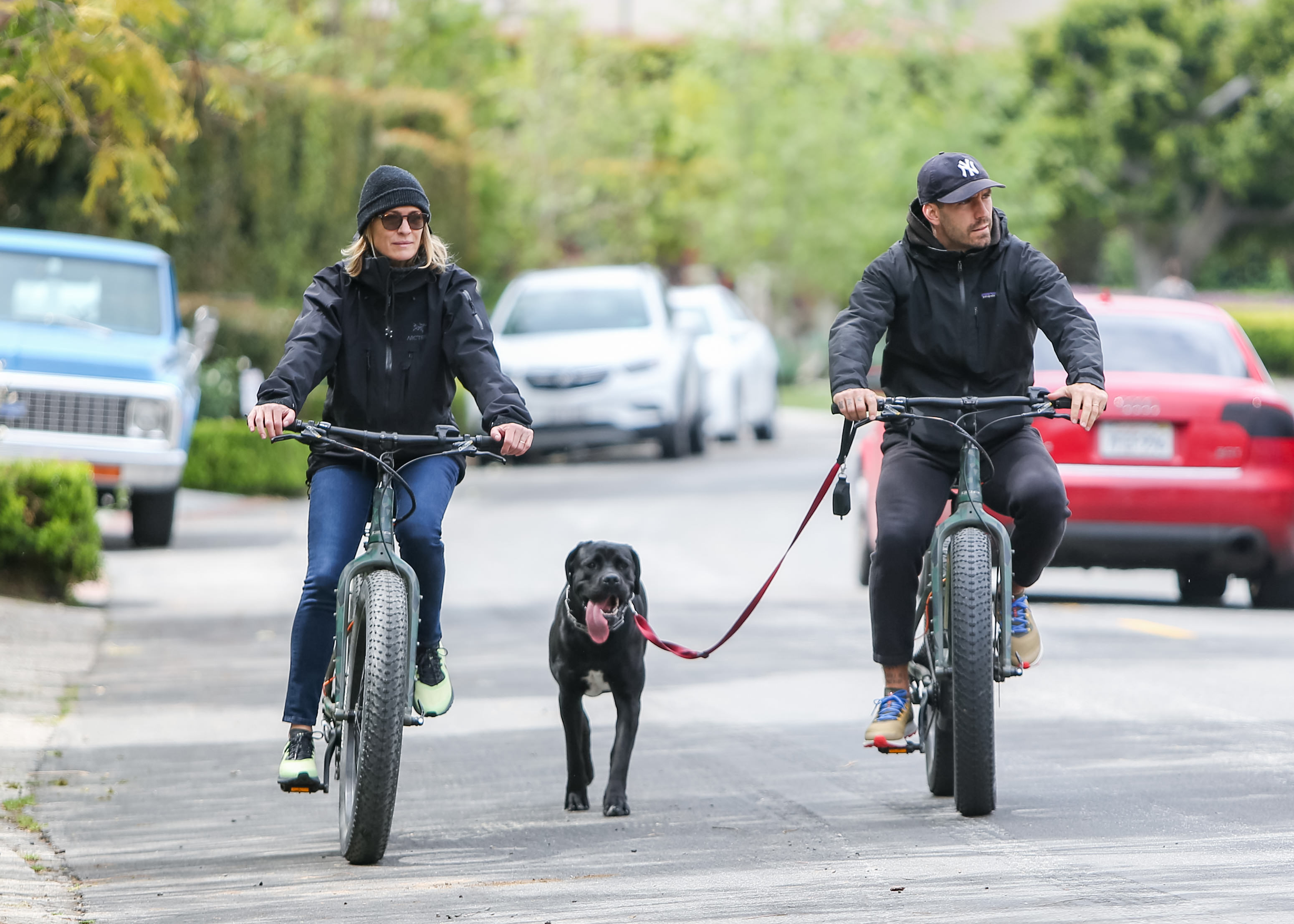 Robin Wright, Clement Giraudet and their dog are seen in Los Angeles, California, on April 17, 2020. | Source: Getty Images