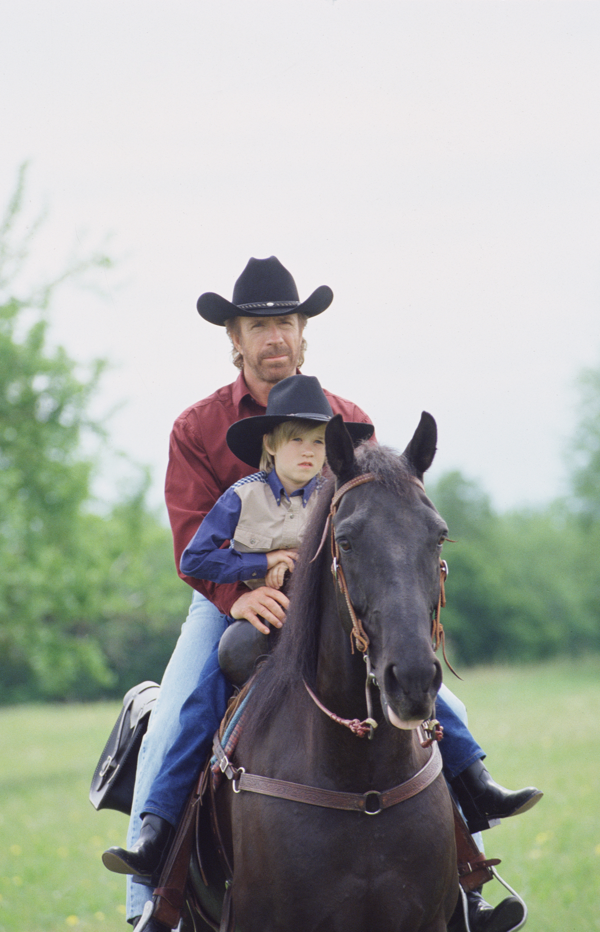 Chuck Norris and child prodigy on the set of "Walker, Texas Ranger," 1997 | Source: Getty Images
