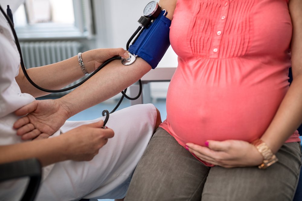Enfermera mide la presión a mujer embarazada. I Foto: Shutterstock