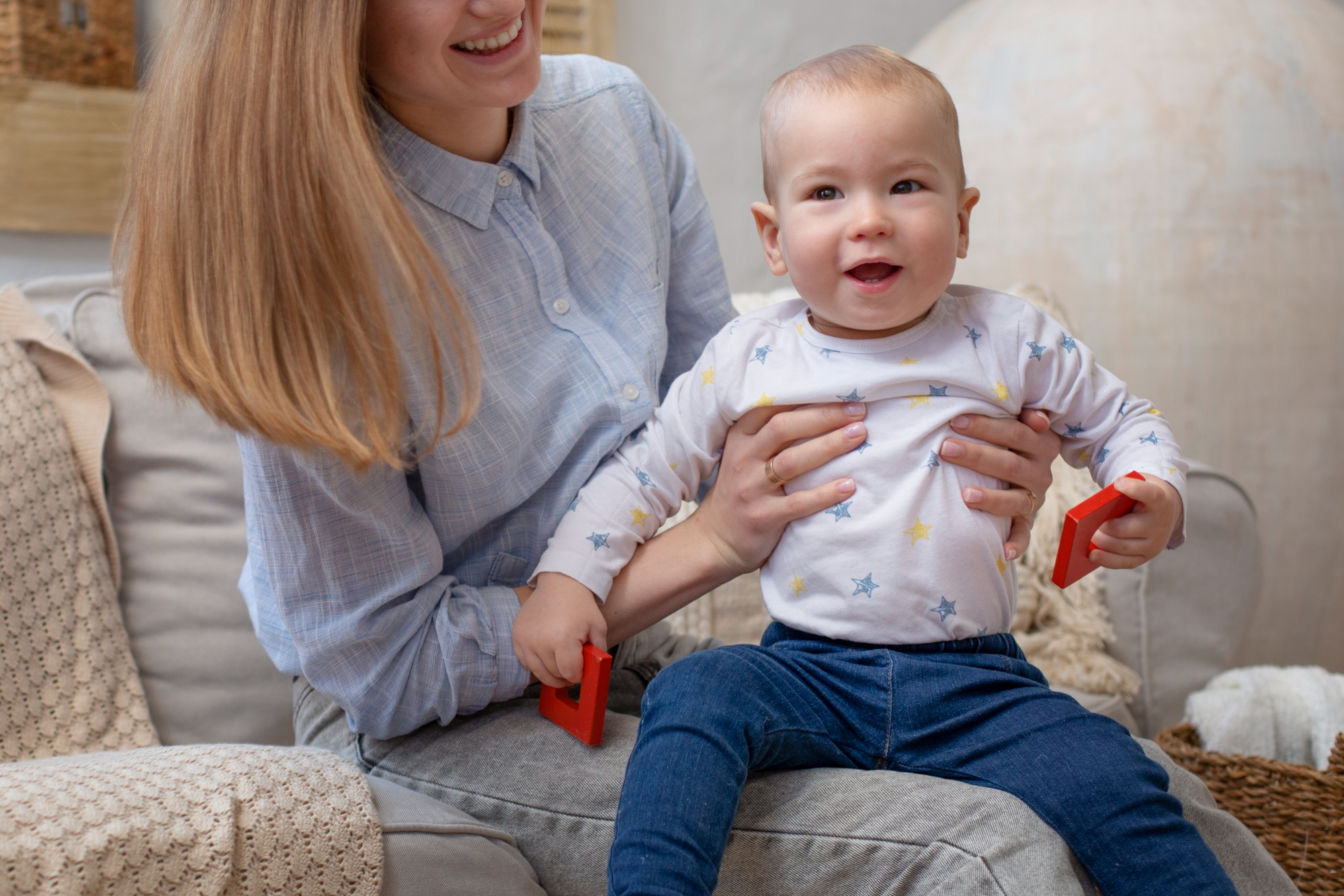 A smiling nanny holding an adorable baby | Source: Freepik