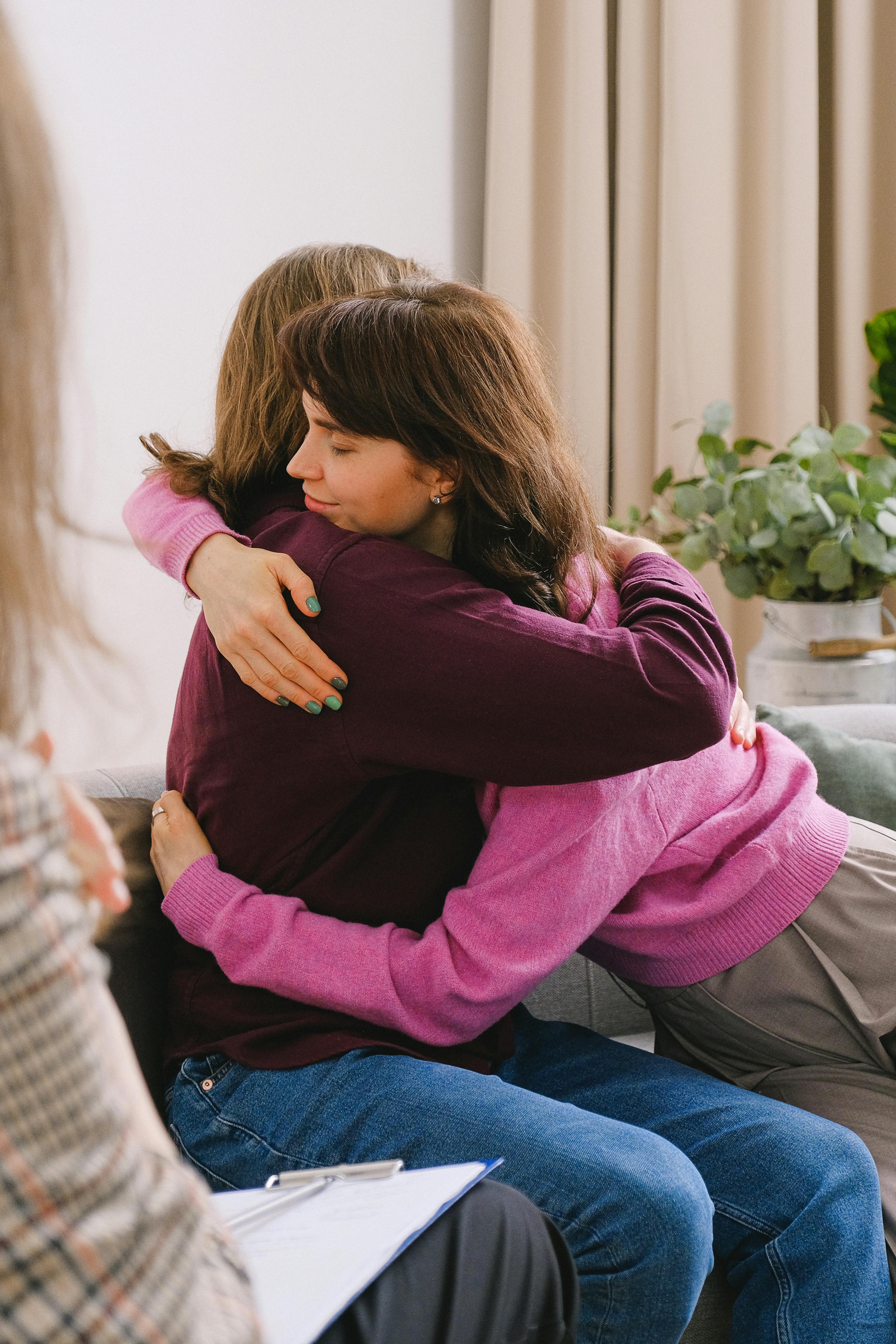 The two women hug | Source: Pexels