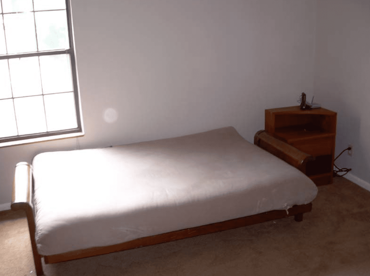 A small bedroom. | Source: flickr.com