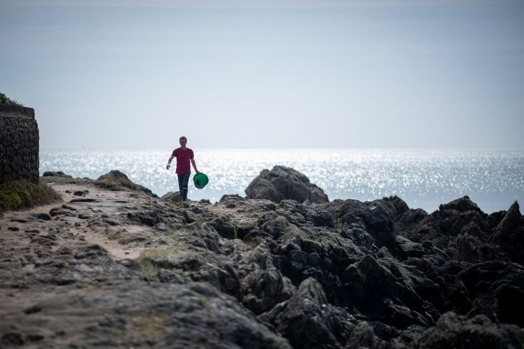 Un homme qui marche à cot" de la mer.| Photo : Getty images