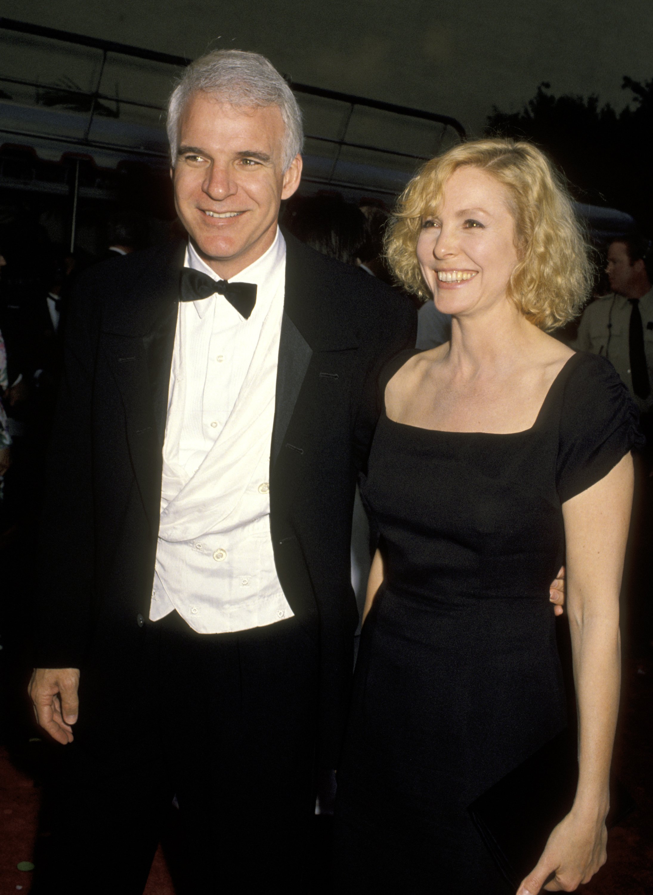 Steve Martin y Victoria Tennant durante la "Celebración de la Tradición", un evento de gala que reunió a las estrellas de Warner Bros., el 2 de junio de 1990, en Burbank, California. | Foto: Getty Images