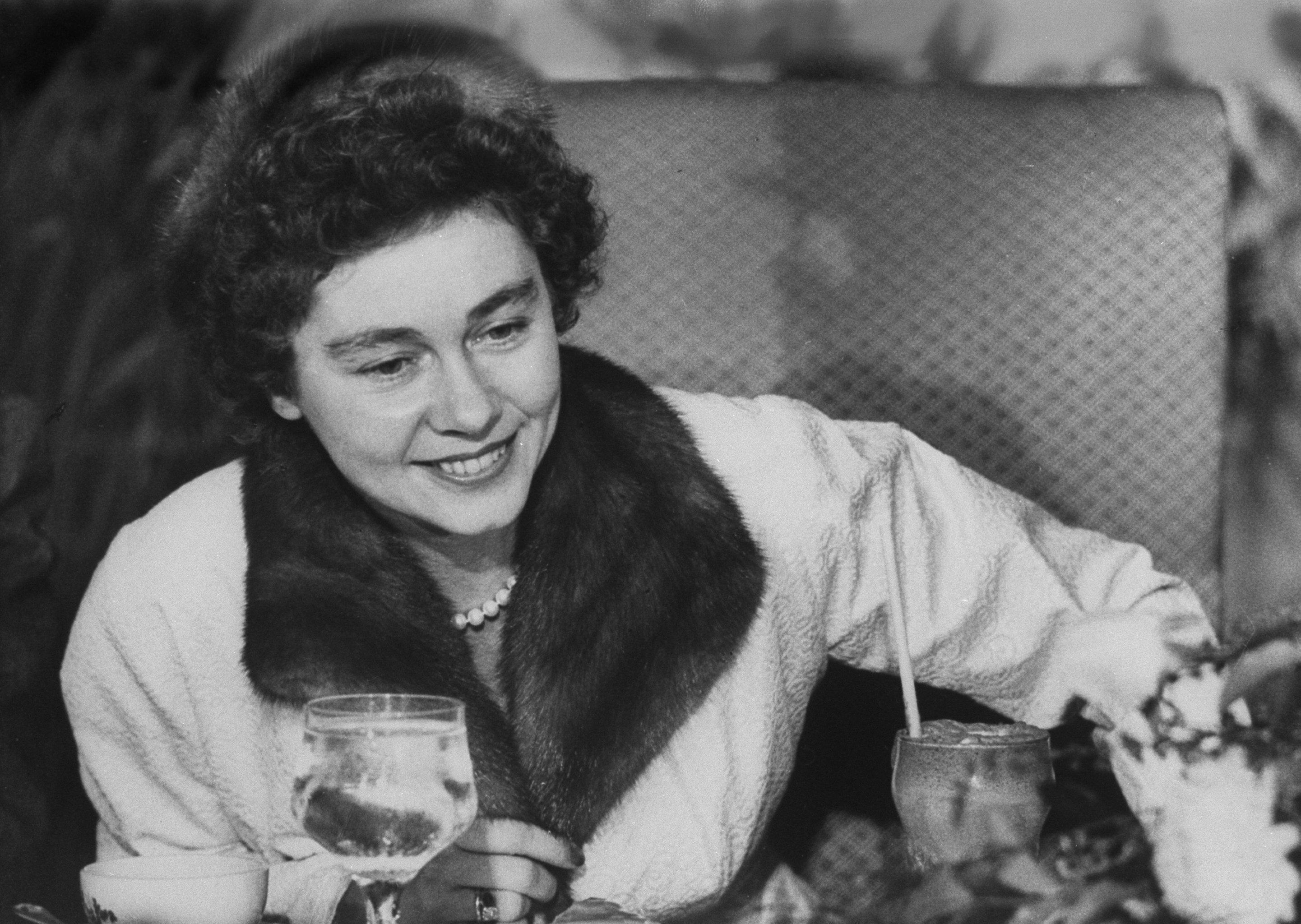 La reina Federica durante su visita a los Estados Unidos, enfrentándose a su primer refresco. | Foto: Getty Images