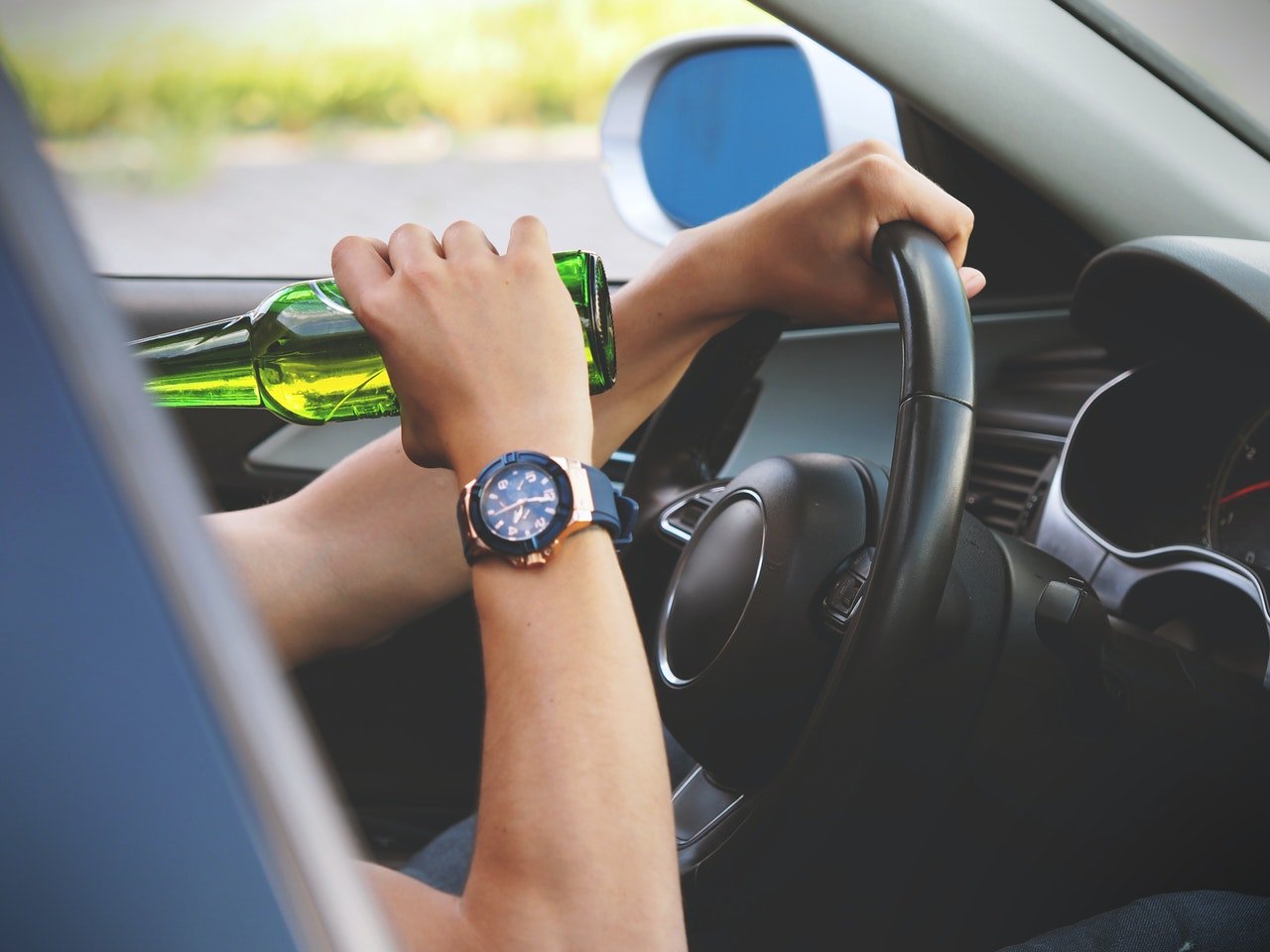 Trinkender Autofahrer | Quelle: energepic.com/Pexels