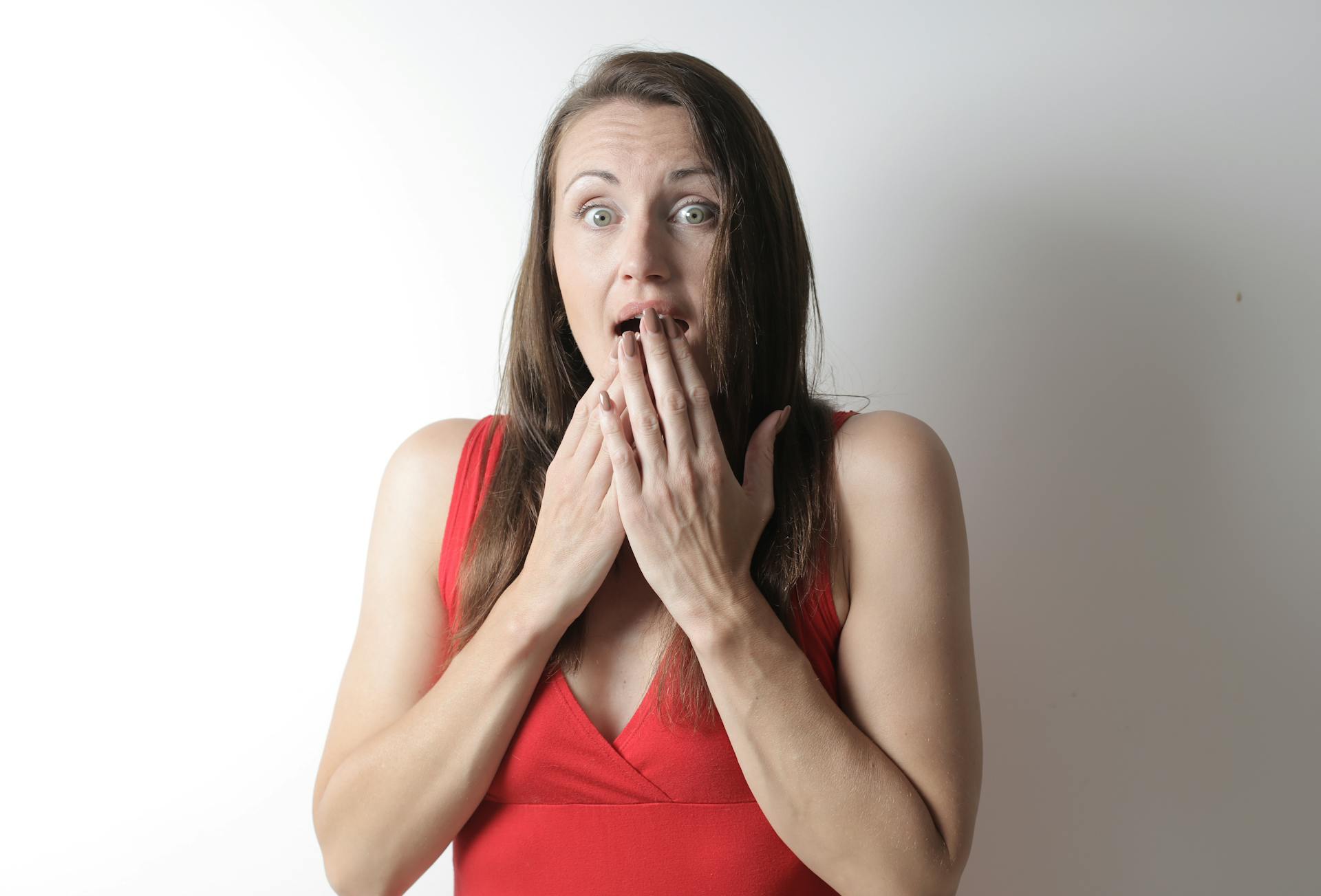 A woman with a shocked expression | Source: Pexels