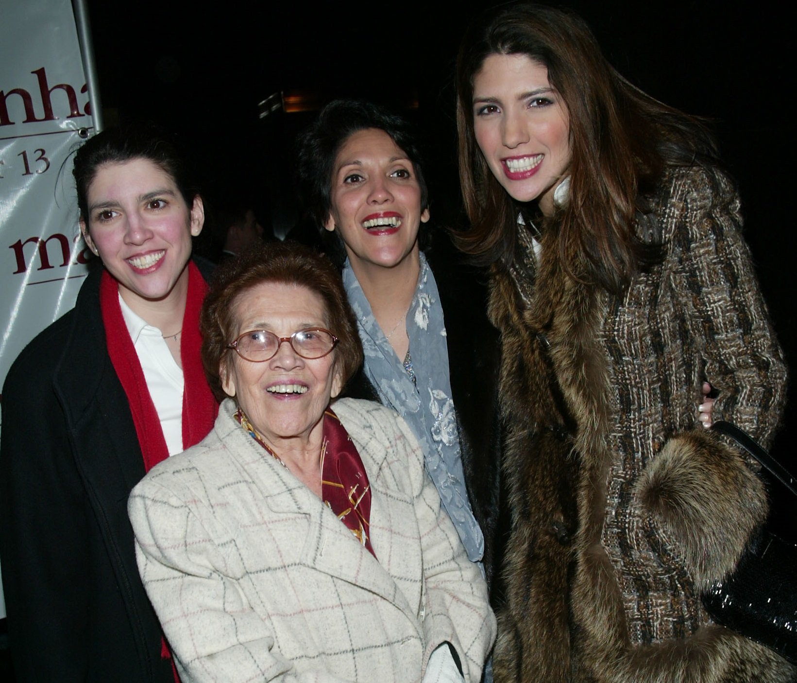 Familiares de Jennifer López (izq-der) Leslie López (hermana), Julia Rodríguez (abuela), Guadlupe López (madre) y Lynda López (hermana) asisten al afterparty del estreno mundial de "Maid in Manhattan" en diciembre de 2002 || Fuente: Getty Images Familiares de Jennifer López (izq-der) Leslie López (hermana), Julia Rodríguez (abuela), Guadlupe López (madre) y Lynda López (hermana) asisten al afterparty del estreno mundial de "Maid in Manhattan" en diciembre de 2002 || Fuente: Getty Images