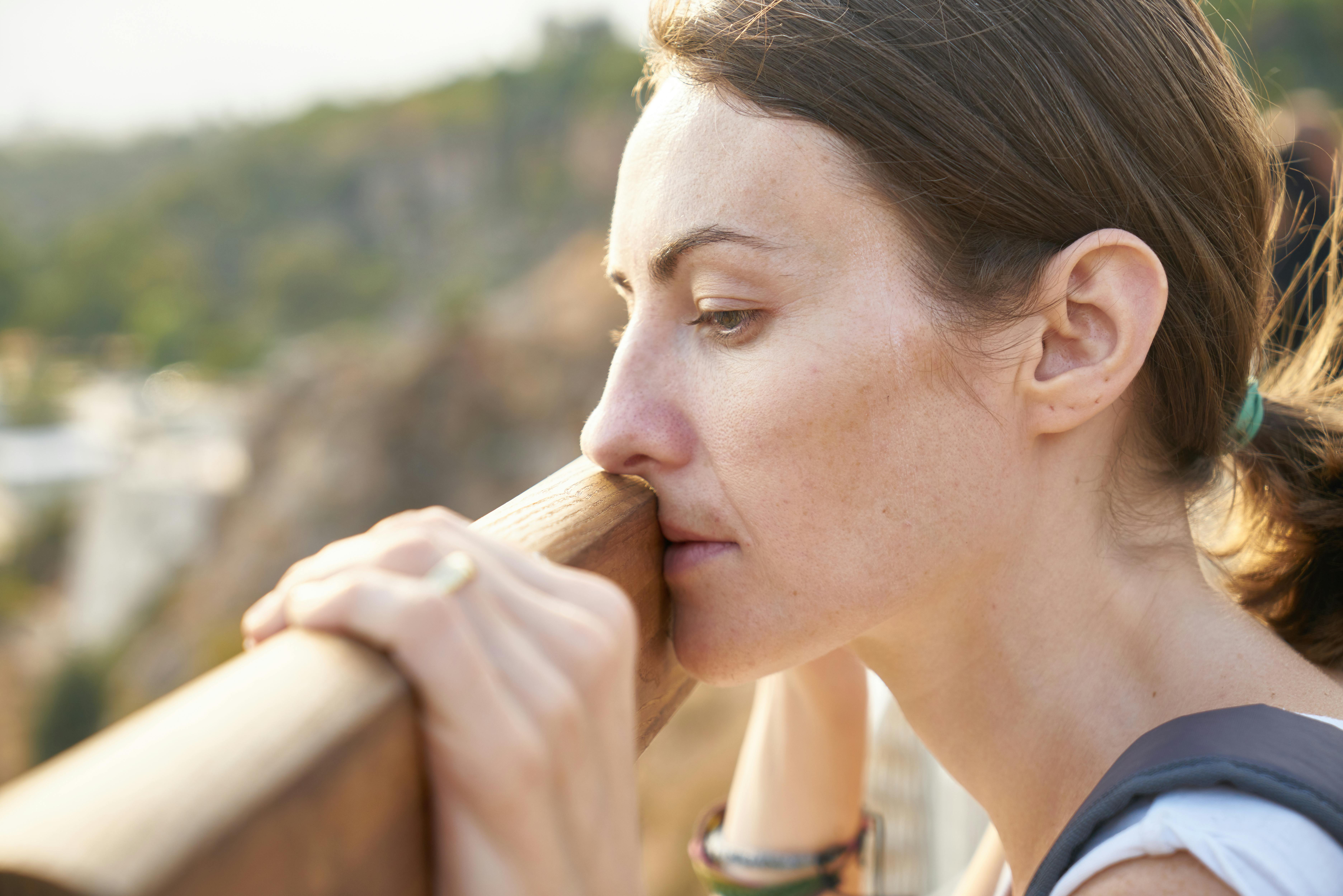 Uma mulher triste e imersa em pensamentos | Fonte: Pexels