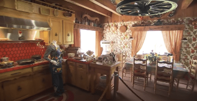 The kitchen at The Loretta Lynn Ranch in Tennessee | Source: YouTube/Tennessee Crossroads