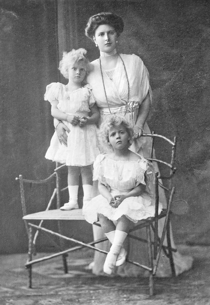 Alice with her first two children, Margarita and Theodora, c. 1910 I Image: Wikimedia Commons