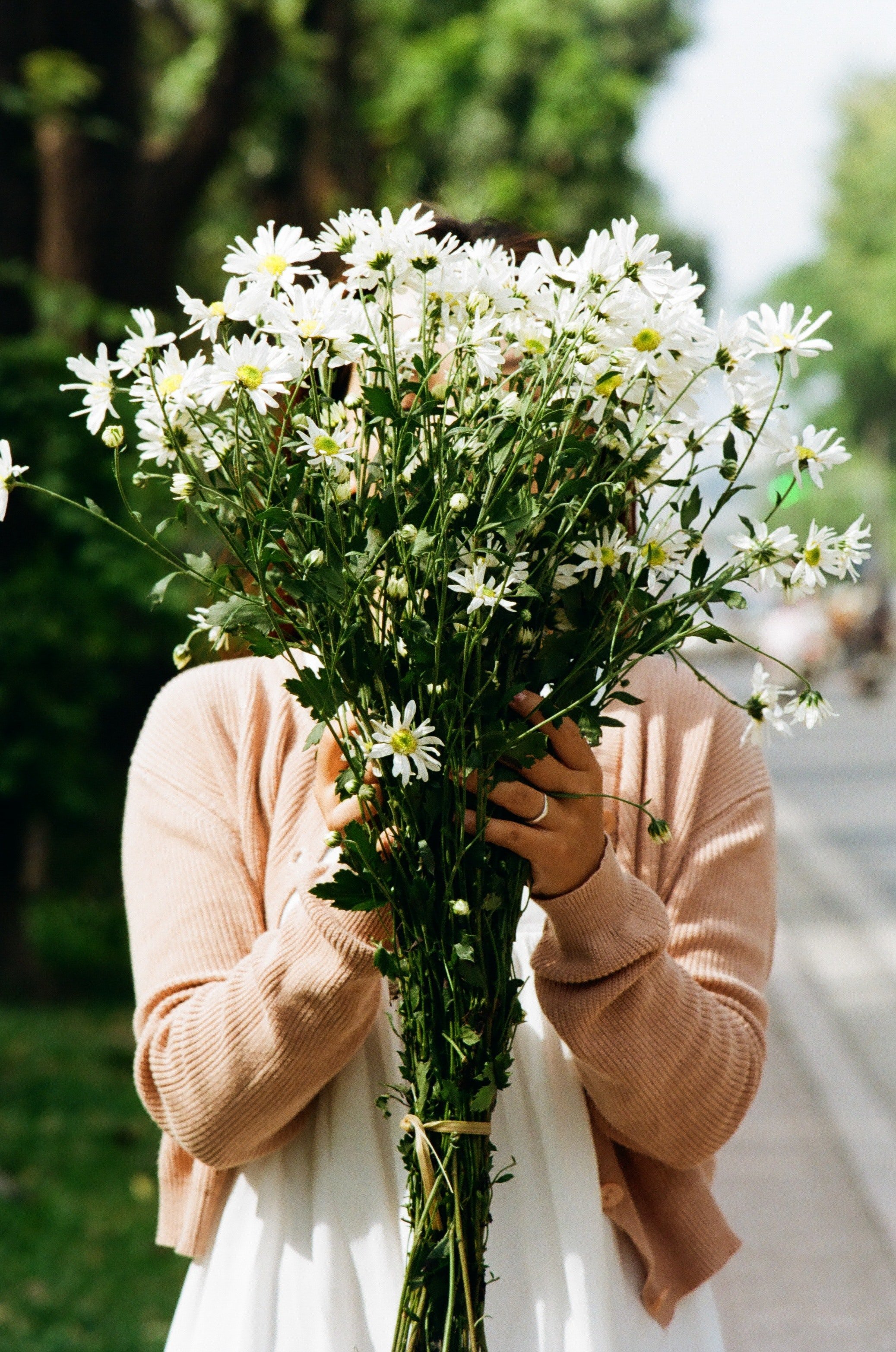 Una persona sostiene un ramo de flores. | Foto: Pexels