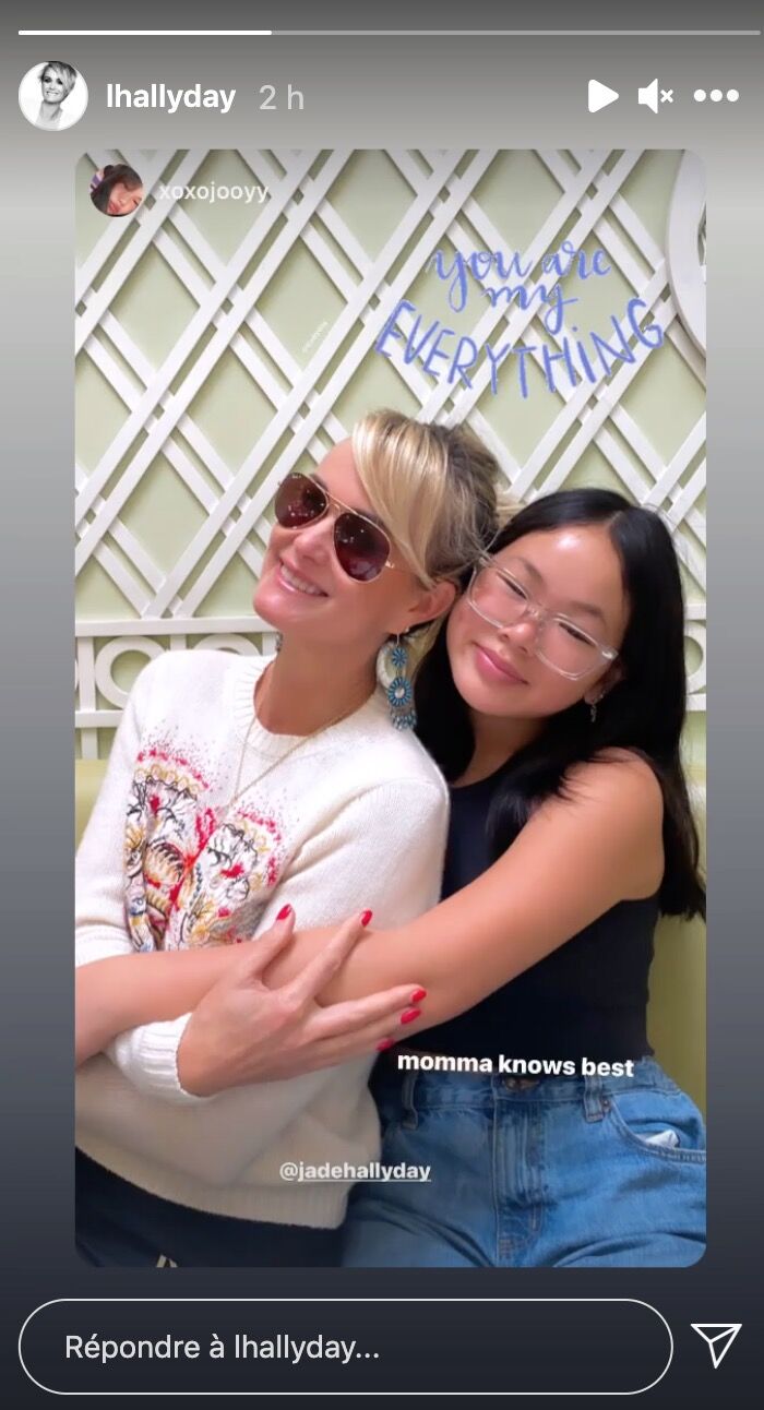 Photo de Joy accompagnée de sa mère. | Photo : Instagram story / Joy hallyday