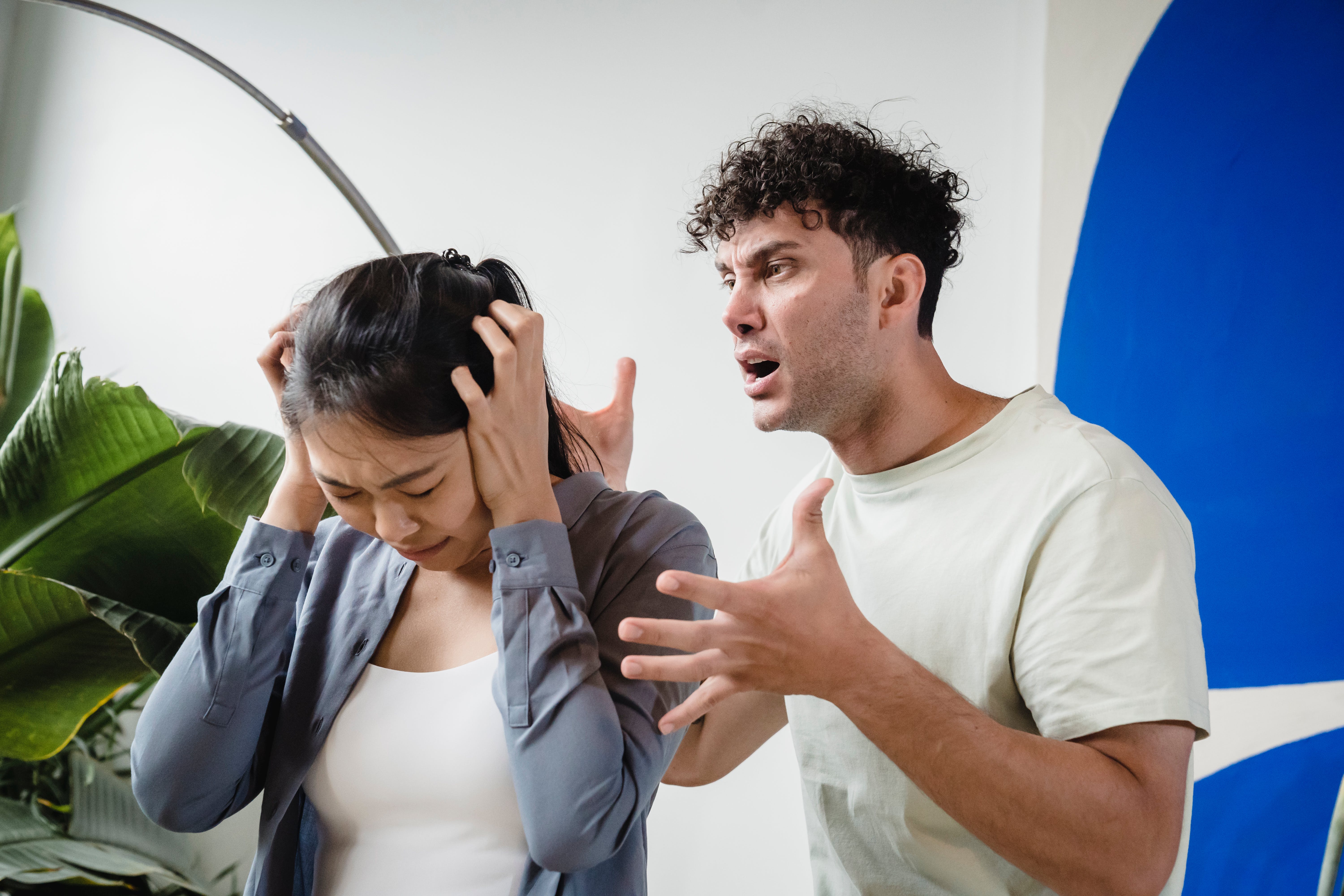 A man screaming at a woman | Source: Pexels