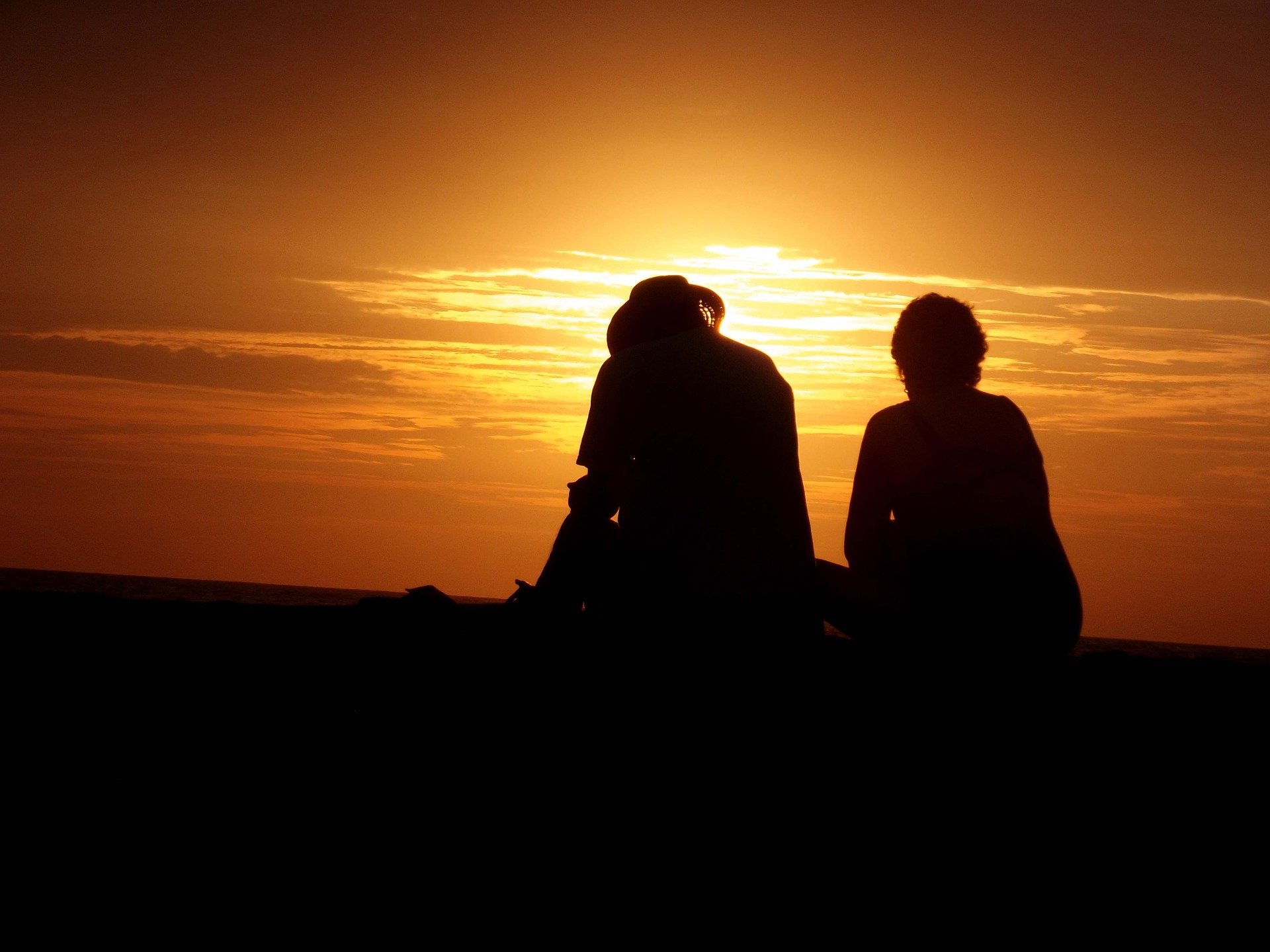 A couple looking into the sunset. | Source: Pixabay.