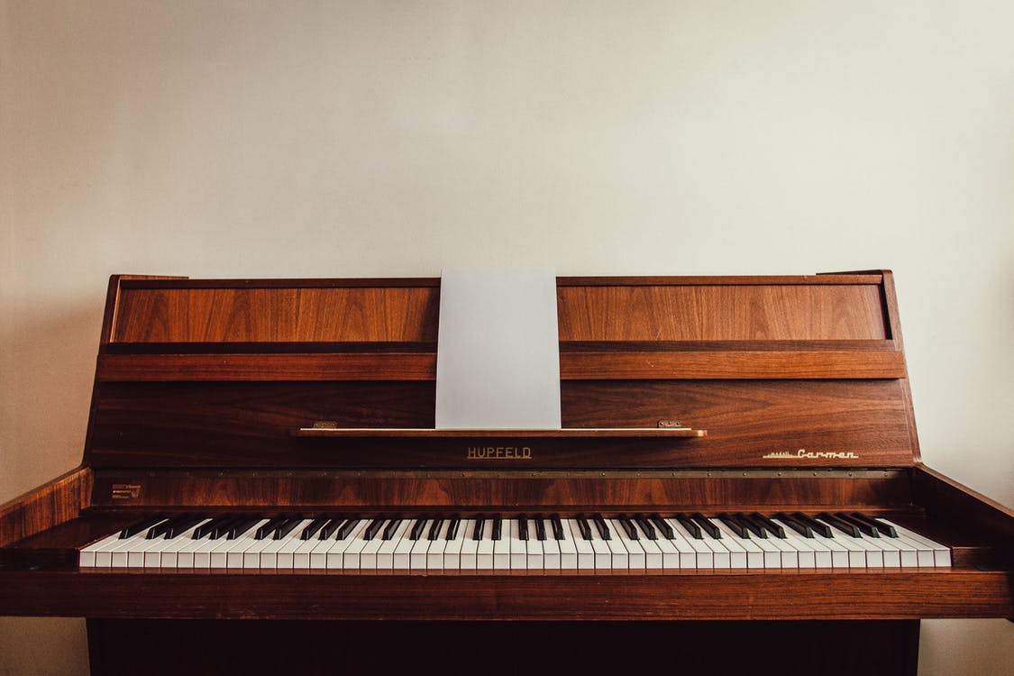 Sylvia walked to the piano and started her lesson. | Source: Pexels