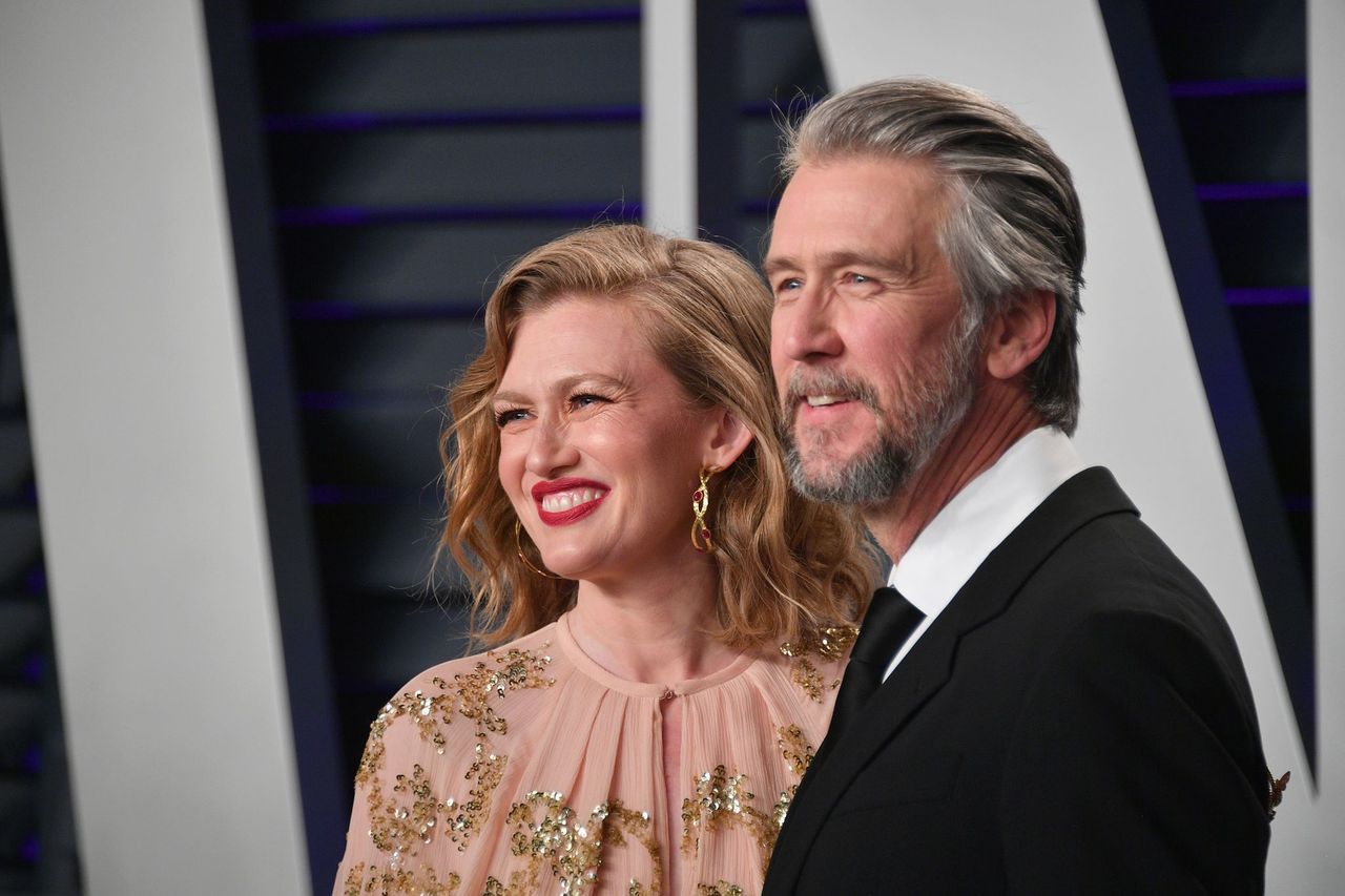 Mireille Enos and Alan Ruck attend the 2019 Vanity Fair Oscars Party hosted by Radhika Jones | Source: Getty Images