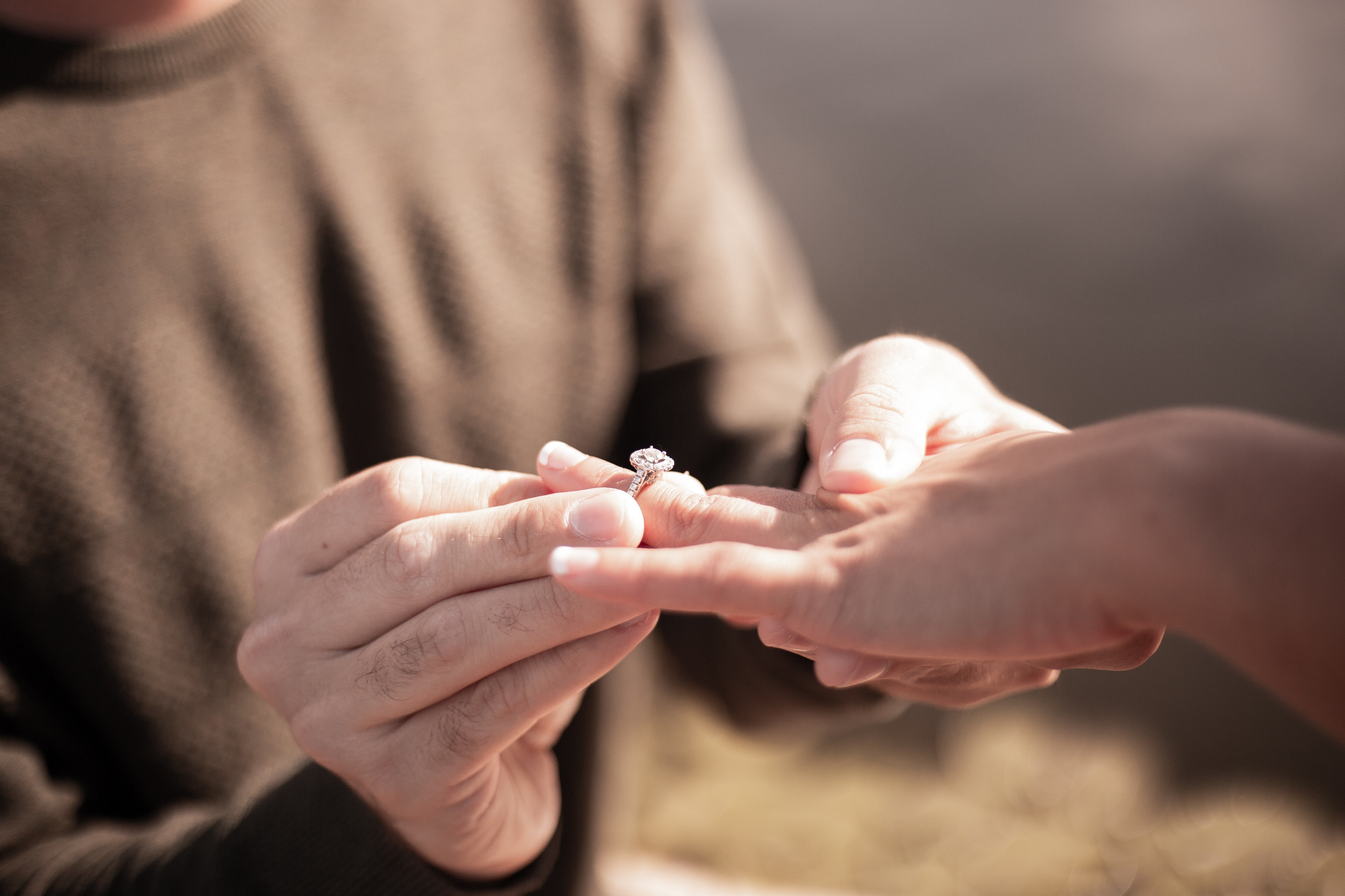 Hombre poniéndole anillo de compromiso a su pareja. | Foto: Unsplash