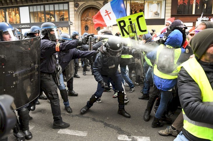 La police repoussant les gilets jaunes. l Source: Getty Images La police repoussant les gilets jaunes. l Source: Getty Images