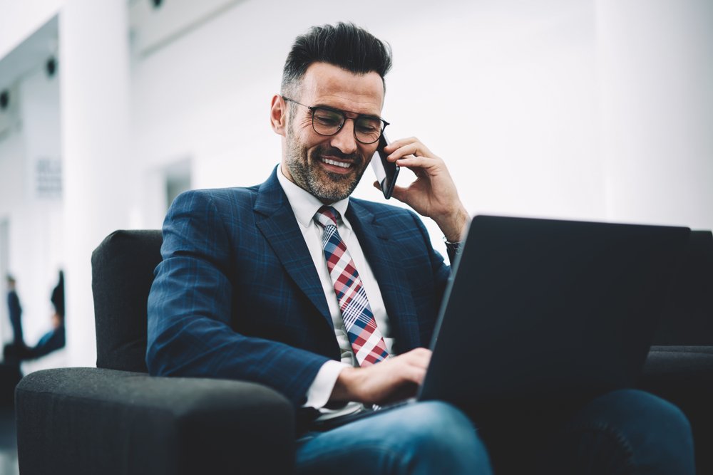 Exitoso CEO de una compañía financiera hablando por teléfono. | Fuente: Shutterstock