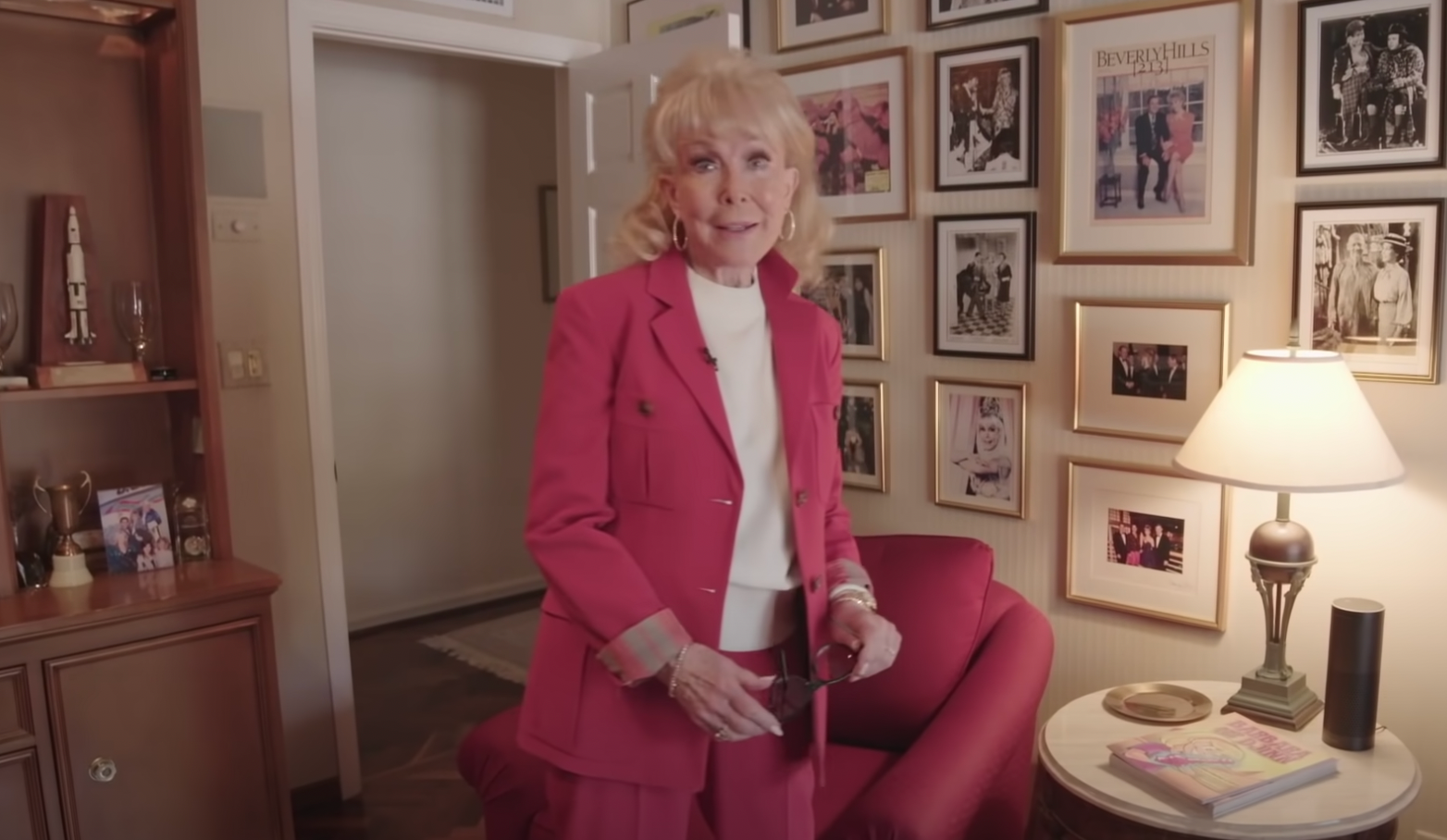 Barbara Eden muestra retratos en su pared durante una entrevista con People en su casa de Beverly Hills, Los Ángeles. | Foto: YouTube@People