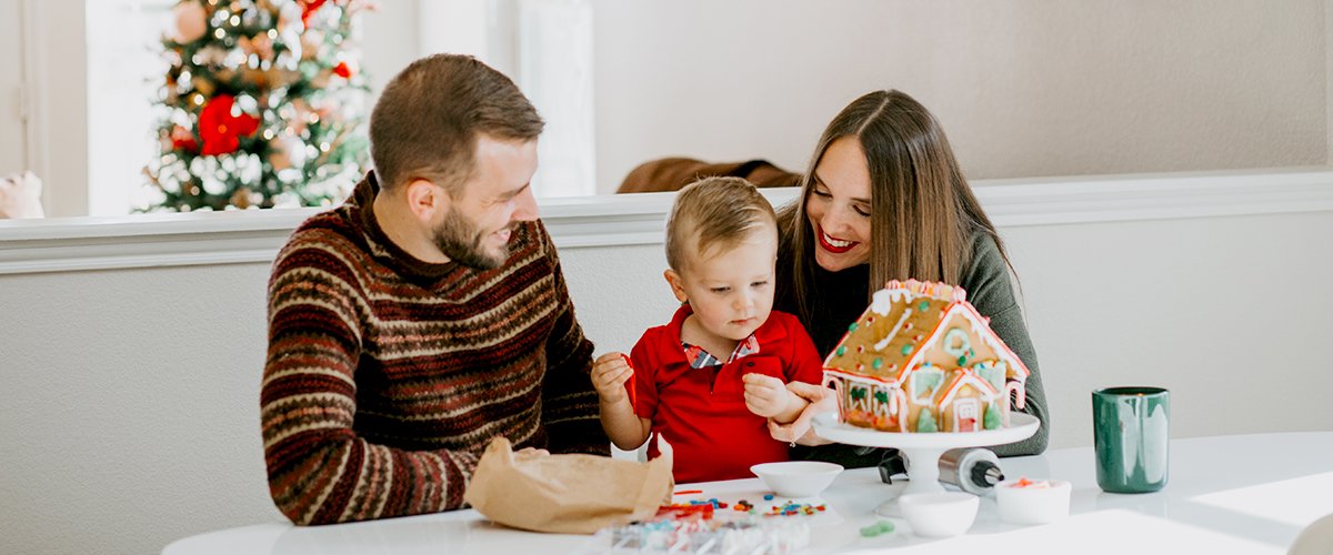 Padres divorciados compartiendo con su hijo en Navidad. | Foto: Shutterstock