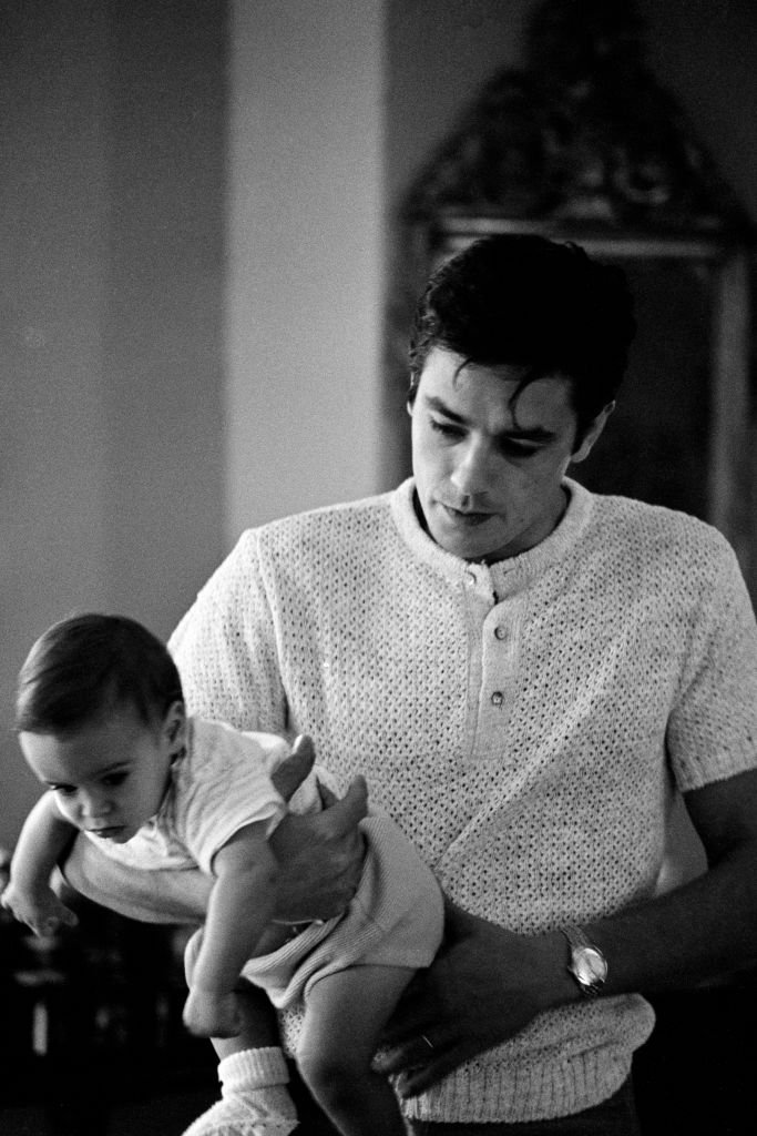 Alain Delon et son fils Anthony à la campagne en 1965 | photo : Getty Images