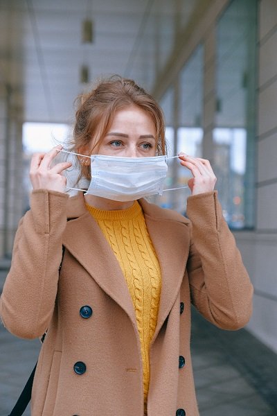 Une femme portant un masque | Photo : Pexels